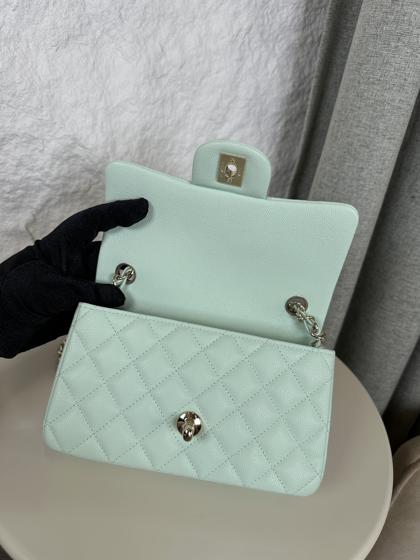 𝐂𝐡𝐚𝐧𝐞𝐥 𝐂𝐅 升级版 
全名:Classic Fla0 1116细球 颗粒球纹(大Mini)
皮料:原厂Haas小球鱼子酱内里进口小羊皮
五金:24K电镀 全钢五金
尺寸: 12*20*6cm
经典的CF🔥就是有着让人一见倾心的魅力,走到哪里都是移动的高雅标签,纯白色散发着文雅娴淑的女神范儿,搭配金扣精致奢华,堪称人手一见的奢侈品入门之选哦~全球🌍专柜一包难求!香家的CF,懂的都懂,时刻更新专柜推出新颜色!