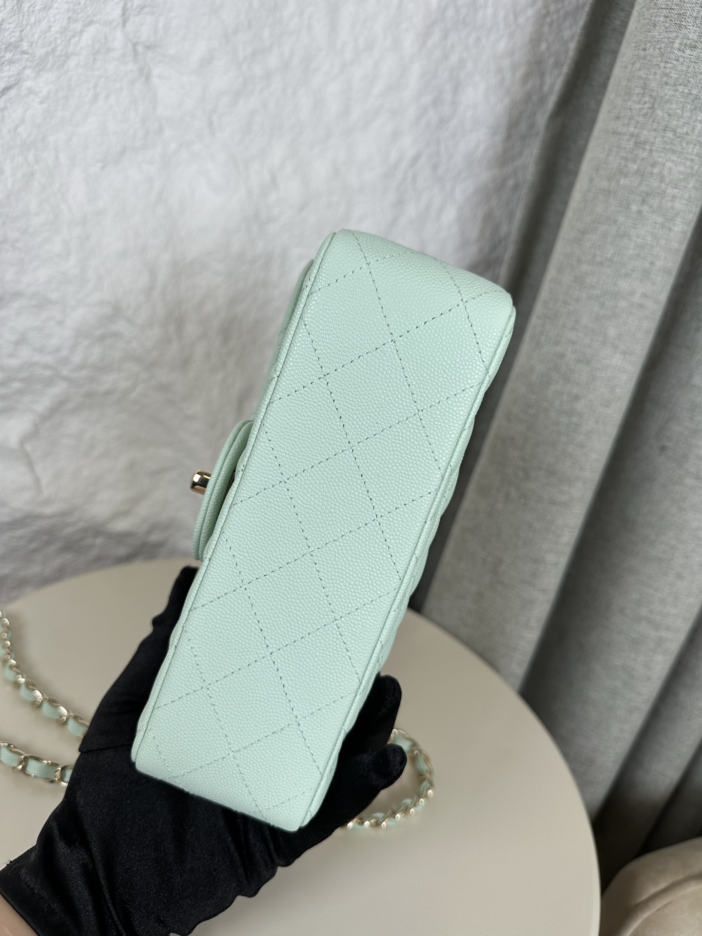 𝐂𝐡𝐚𝐧𝐞𝐥 𝐂𝐅 升级版 
全名:Classic Fla0 1116细球 颗粒球纹(大Mini)
皮料:原厂Haas小球鱼子酱内里进口小羊皮
五金:24K电镀 全钢五金
尺寸: 12*20*6cm
经典的CF🔥就是有着让人一见倾心的魅力,走到哪里都是移动的高雅标签,纯白色散发着文雅娴淑的女神范儿,搭配金扣精致奢华,堪称人手一见的奢侈品入门之选哦~全球🌍专柜一包难求!香家的CF,懂的都懂,时刻更新专柜推出新颜色!