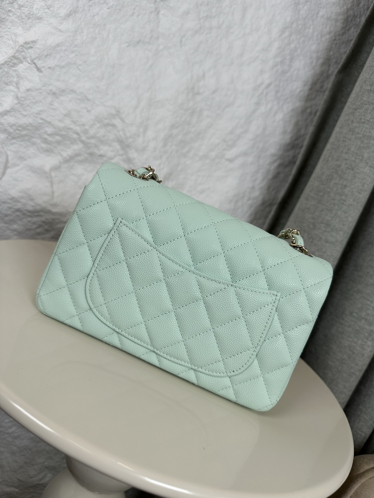 𝐂𝐡𝐚𝐧𝐞𝐥 𝐂𝐅 升级版 
全名:Classic Fla0 1116细球 颗粒球纹(大Mini)
皮料:原厂Haas小球鱼子酱内里进口小羊皮
五金:24K电镀 全钢五金
尺寸: 12*20*6cm
经典的CF🔥就是有着让人一见倾心的魅力,走到哪里都是移动的高雅标签,纯白色散发着文雅娴淑的女神范儿,搭配金扣精致奢华,堪称人手一见的奢侈品入门之选哦~全球🌍专柜一包难求!香家的CF,懂的都懂,时刻更新专柜推出新颜色!