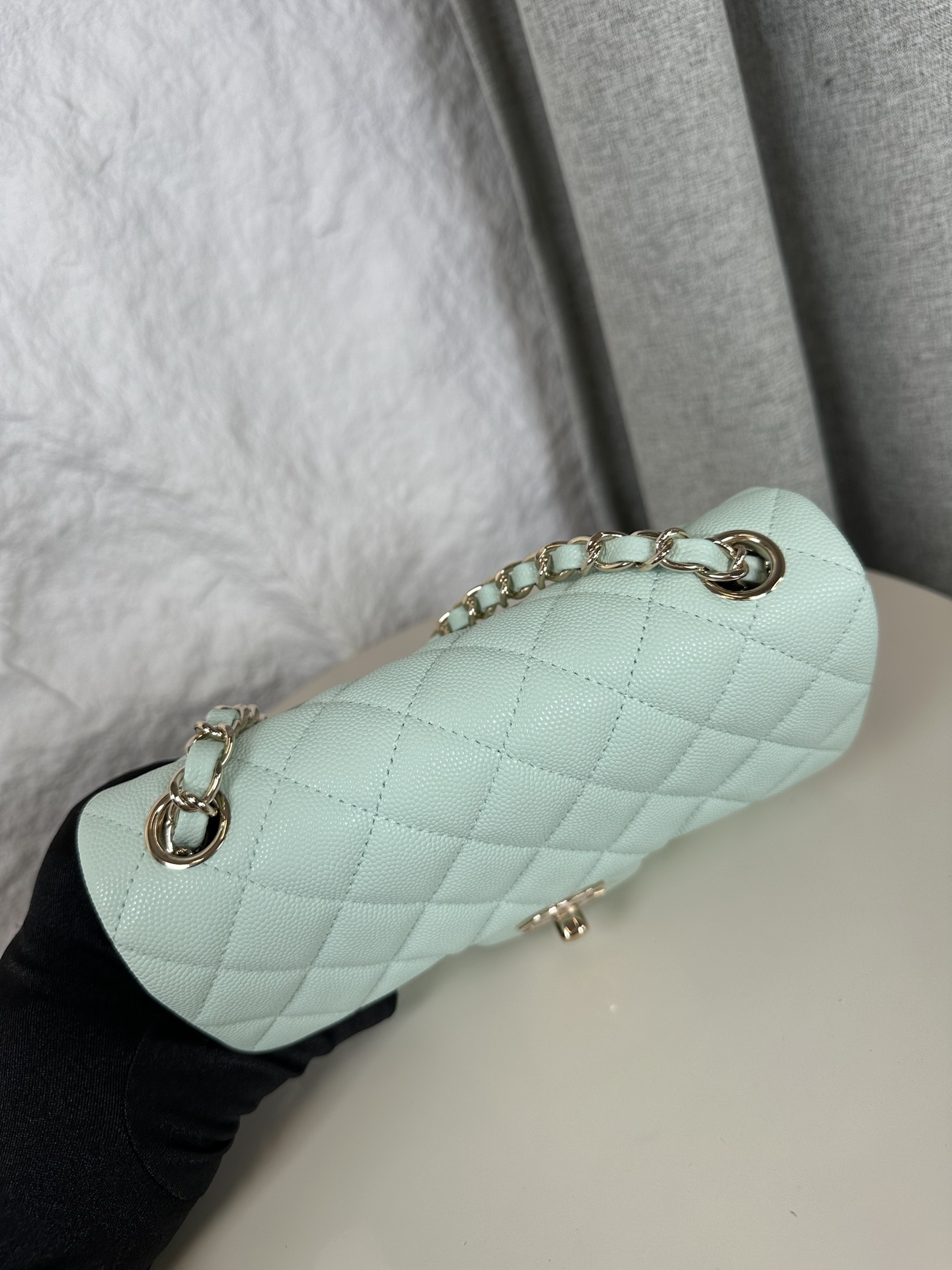 𝐂𝐡𝐚𝐧𝐞𝐥 𝐂𝐅 升级版 
全名:Classic Fla0 1116细球 颗粒球纹(大Mini)
皮料:原厂Haas小球鱼子酱内里进口小羊皮
五金:24K电镀 全钢五金
尺寸: 12*20*6cm
经典的CF🔥就是有着让人一见倾心的魅力,走到哪里都是移动的高雅标签,纯白色散发着文雅娴淑的女神范儿,搭配金扣精致奢华,堪称人手一见的奢侈品入门之选哦~全球🌍专柜一包难求!香家的CF,懂的都懂,时刻更新专柜推出新颜色!