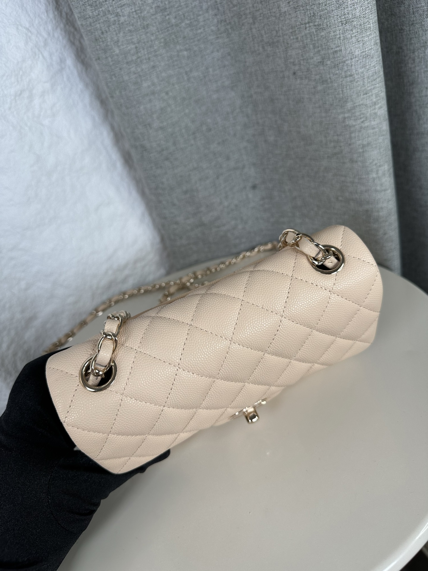 𝐂𝐡𝐚𝐧𝐞𝐥 𝐂𝐅 升级版 
全名:Classic Fla0 1116细球 颗粒球纹(大Mini)
皮料:原厂Haas小球鱼子酱内里进口小羊皮
五金:24K电镀 全钢五金
尺寸: 12*20*6cm
经典的CF🔥就是有着让人一见倾心的魅力,走到哪里都是移动的高雅标签,纯白色散发着文雅娴淑的女神范儿,搭配金扣精致奢华,堪称人手一见的奢侈品入门之选哦~全球🌍专柜一包难求!香家的CF,懂的都懂,时刻更新专柜推出新颜色!