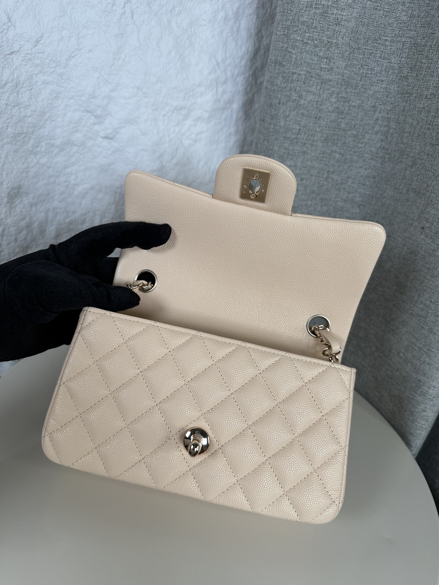 𝐂𝐡𝐚𝐧𝐞𝐥 𝐂𝐅 升级版 
全名:Classic Fla0 1116细球 颗粒球纹(大Mini)
皮料:原厂Haas小球鱼子酱内里进口小羊皮
五金:24K电镀 全钢五金
尺寸: 12*20*6cm
经典的CF🔥就是有着让人一见倾心的魅力,走到哪里都是移动的高雅标签,纯白色散发着文雅娴淑的女神范儿,搭配金扣精致奢华,堪称人手一见的奢侈品入门之选哦~全球🌍专柜一包难求!香家的CF,懂的都懂,时刻更新专柜推出新颜色!
