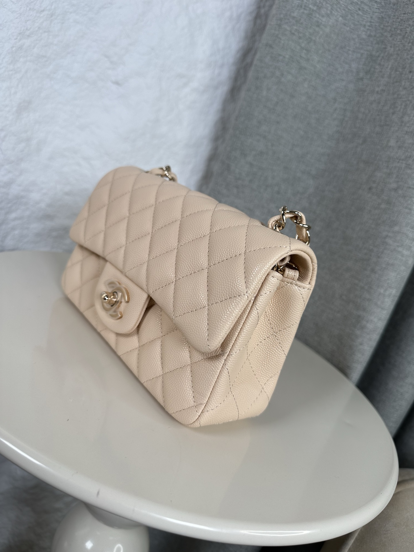 𝐂𝐡𝐚𝐧𝐞𝐥 𝐂𝐅 升级版 
全名:Classic Fla0 1116细球 颗粒球纹(大Mini)
皮料:原厂Haas小球鱼子酱内里进口小羊皮
五金:24K电镀 全钢五金
尺寸: 12*20*6cm
经典的CF🔥就是有着让人一见倾心的魅力,走到哪里都是移动的高雅标签,纯白色散发着文雅娴淑的女神范儿,搭配金扣精致奢华,堪称人手一见的奢侈品入门之选哦~全球🌍专柜一包难求!香家的CF,懂的都懂,时刻更新专柜推出新颜色!