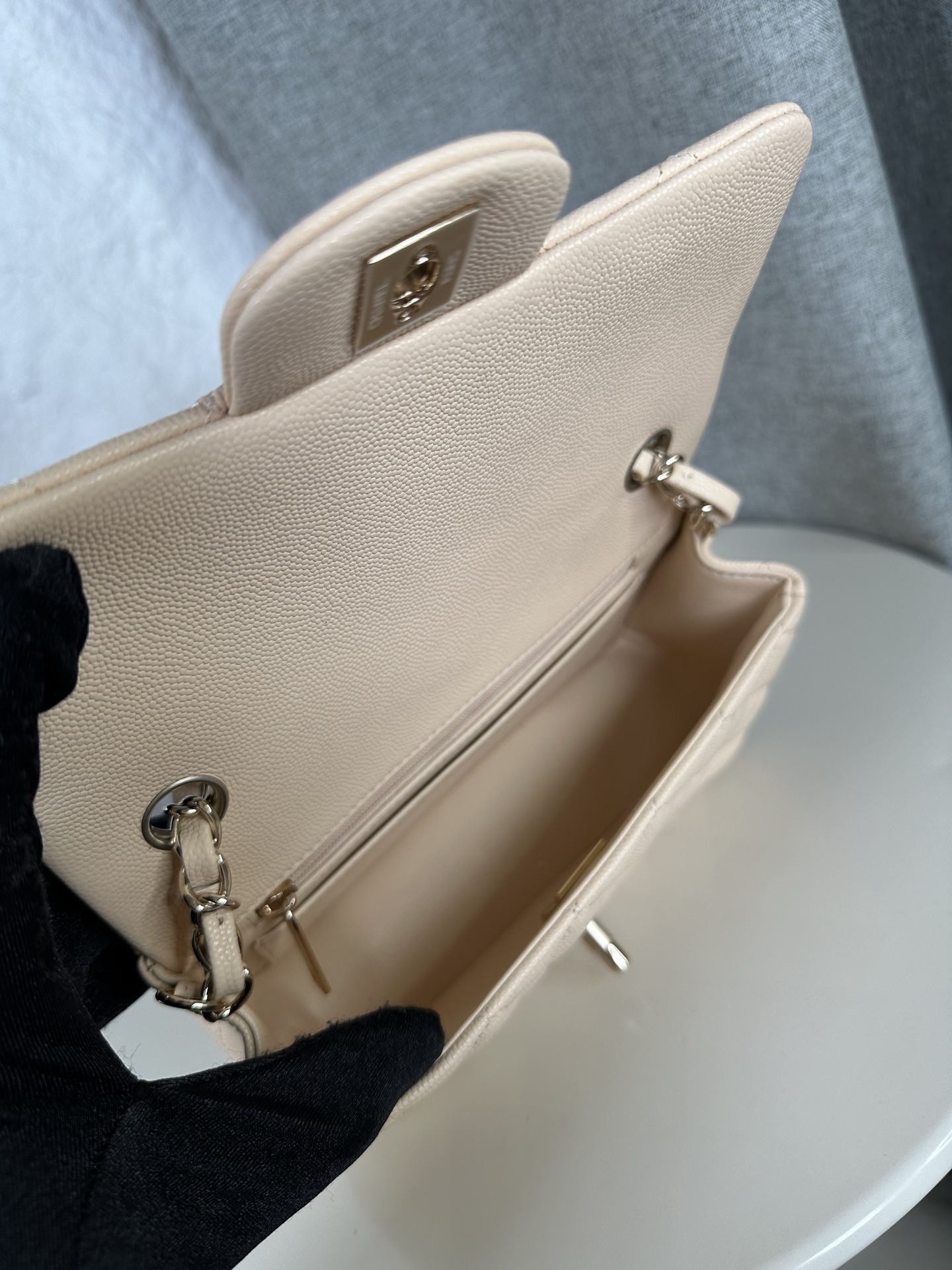 𝐂𝐡𝐚𝐧𝐞𝐥 𝐂𝐅 升级版 
全名:Classic Fla0 1116细球 颗粒球纹(大Mini)
皮料:原厂Haas小球鱼子酱内里进口小羊皮
五金:24K电镀 全钢五金
尺寸: 12*20*6cm
经典的CF🔥就是有着让人一见倾心的魅力,走到哪里都是移动的高雅标签,纯白色散发着文雅娴淑的女神范儿,搭配金扣精致奢华,堪称人手一见的奢侈品入门之选哦~全球🌍专柜一包难求!香家的CF,懂的都懂,时刻更新专柜推出新颜色!
