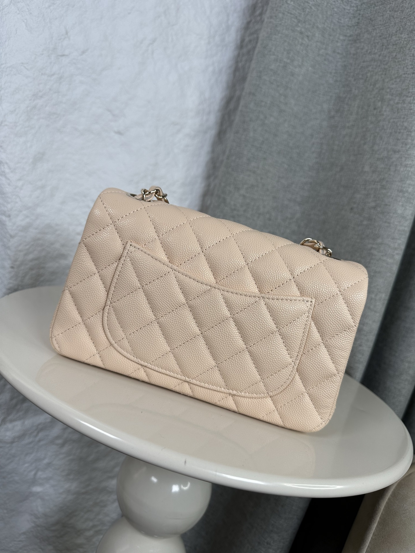 𝐂𝐡𝐚𝐧𝐞𝐥 𝐂𝐅 升级版 
全名:Classic Fla0 1116细球 颗粒球纹(大Mini)
皮料:原厂Haas小球鱼子酱内里进口小羊皮
五金:24K电镀 全钢五金
尺寸: 12*20*6cm
经典的CF🔥就是有着让人一见倾心的魅力,走到哪里都是移动的高雅标签,纯白色散发着文雅娴淑的女神范儿,搭配金扣精致奢华,堪称人手一见的奢侈品入门之选哦~全球🌍专柜一包难求!香家的CF,懂的都懂,时刻更新专柜推出新颜色!