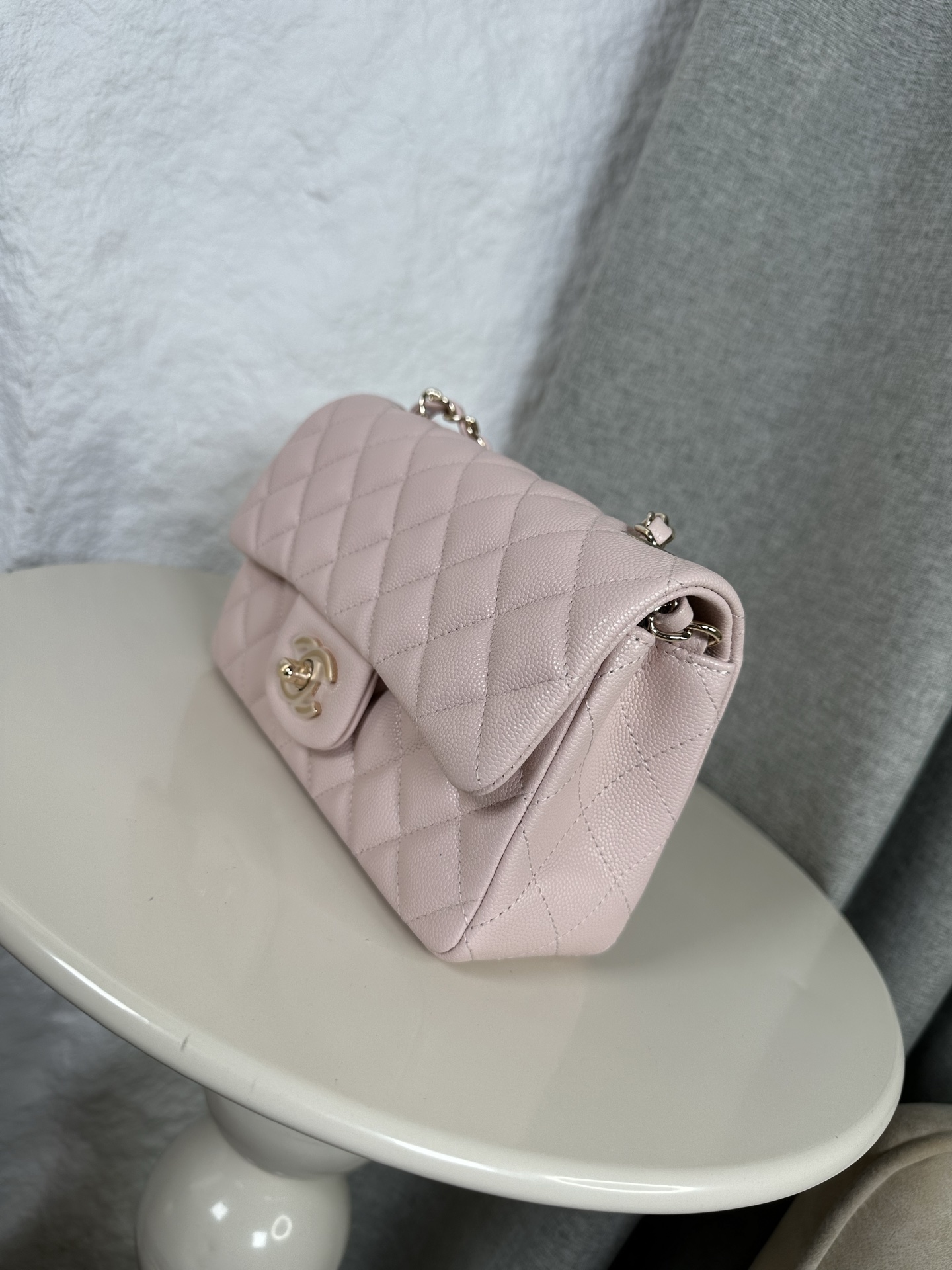 𝐂𝐡𝐚𝐧𝐞𝐥 𝐂𝐅 升级版 
全名:Classic Fla0 1116细球 颗粒球纹(大Mini)
皮料:原厂Haas小球鱼子酱内里进口小羊皮
五金:24K电镀 全钢五金
尺寸: 12*20*6cm
经典的CF🔥就是有着让人一见倾心的魅力,走到哪里都是移动的高雅标签,纯白色散发着文雅娴淑的女神范儿,搭配金扣精致奢华,堪称人手一见的奢侈品入门之选哦~全球🌍专柜一包难求!香家的CF,懂的都懂,时刻更新专柜推出新颜色!