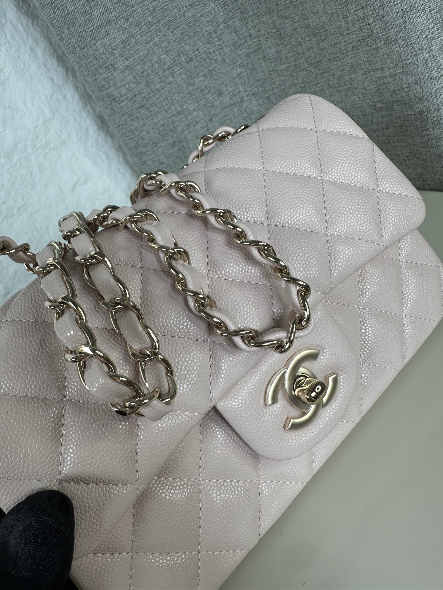 𝐂𝐡𝐚𝐧𝐞𝐥 𝐂𝐅 升级版 
全名:Classic Fla0 1116细球 颗粒球纹(大Mini)
皮料:原厂Haas小球鱼子酱内里进口小羊皮
五金:24K电镀 全钢五金
尺寸: 12*20*6cm
经典的CF🔥就是有着让人一见倾心的魅力,走到哪里都是移动的高雅标签,纯白色散发着文雅娴淑的女神范儿,搭配金扣精致奢华,堪称人手一见的奢侈品入门之选哦~全球🌍专柜一包难求!香家的CF,懂的都懂,时刻更新专柜推出新颜色!