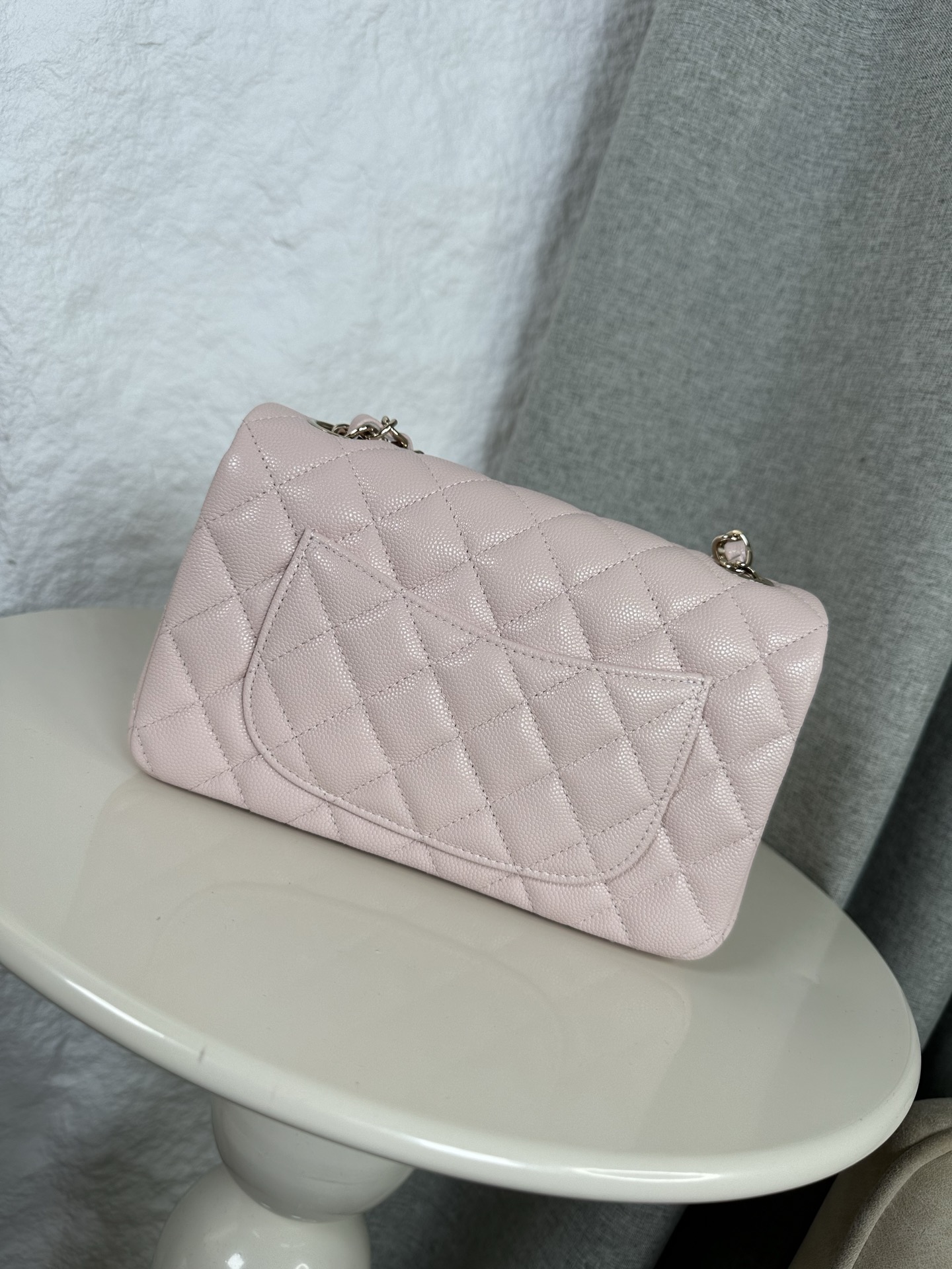 𝐂𝐡𝐚𝐧𝐞𝐥 𝐂𝐅 升级版 
全名:Classic Fla0 1116细球 颗粒球纹(大Mini)
皮料:原厂Haas小球鱼子酱内里进口小羊皮
五金:24K电镀 全钢五金
尺寸: 12*20*6cm
经典的CF🔥就是有着让人一见倾心的魅力,走到哪里都是移动的高雅标签,纯白色散发着文雅娴淑的女神范儿,搭配金扣精致奢华,堪称人手一见的奢侈品入门之选哦~全球🌍专柜一包难求!香家的CF,懂的都懂,时刻更新专柜推出新颜色!