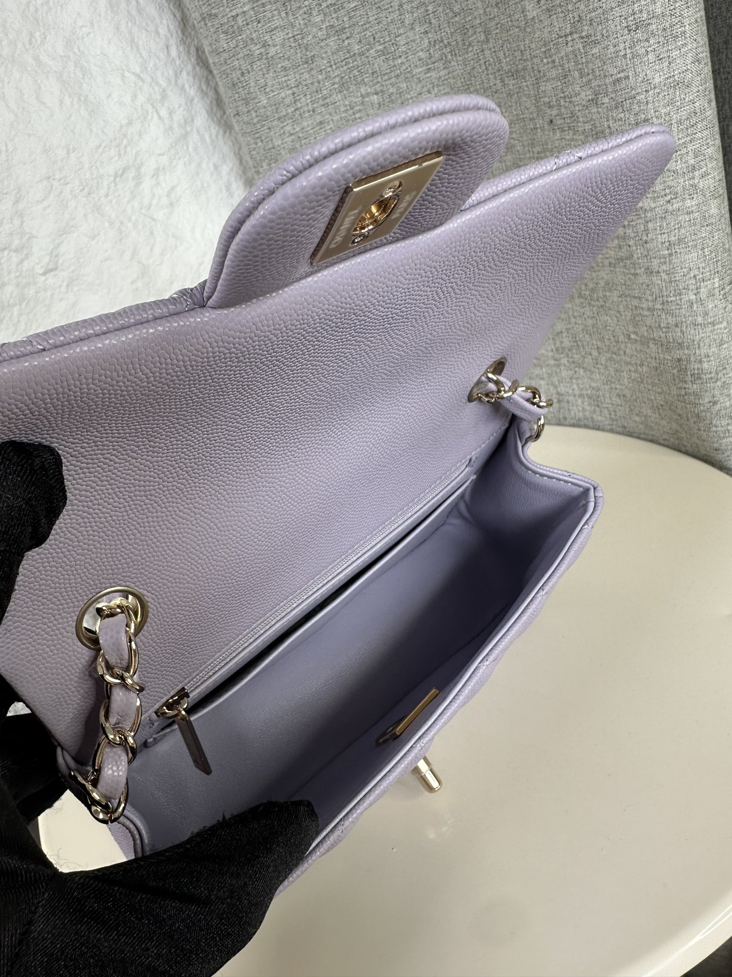 𝐂𝐡𝐚𝐧𝐞𝐥 𝐂𝐅 升级版 
全名:Classic Fla0 1116细球 颗粒球纹(大Mini)
皮料:原厂Haas小球鱼子酱内里进口小羊皮
五金:24K电镀 全钢五金
尺寸: 12*20*6cm
经典的CF🔥就是有着让人一见倾心的魅力,走到哪里都是移动的高雅标签,纯白色散发着文雅娴淑的女神范儿,搭配金扣精致奢华,堪称人手一见的奢侈品入门之选哦~全球🌍专柜一包难求!香家的CF,懂的都懂,时刻更新专柜推出新颜色!