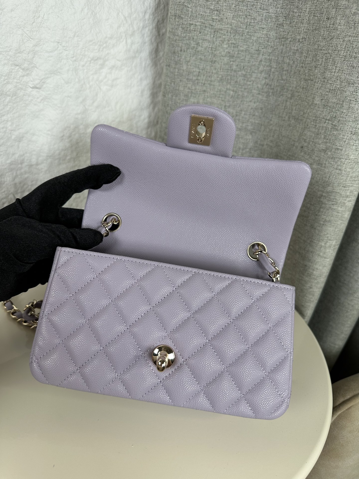 𝐂𝐡𝐚𝐧𝐞𝐥 𝐂𝐅 升级版 
全名:Classic Fla0 1116细球 颗粒球纹(大Mini)
皮料:原厂Haas小球鱼子酱内里进口小羊皮
五金:24K电镀 全钢五金
尺寸: 12*20*6cm
经典的CF🔥就是有着让人一见倾心的魅力,走到哪里都是移动的高雅标签,纯白色散发着文雅娴淑的女神范儿,搭配金扣精致奢华,堪称人手一见的奢侈品入门之选哦~全球🌍专柜一包难求!香家的CF,懂的都懂,时刻更新专柜推出新颜色!