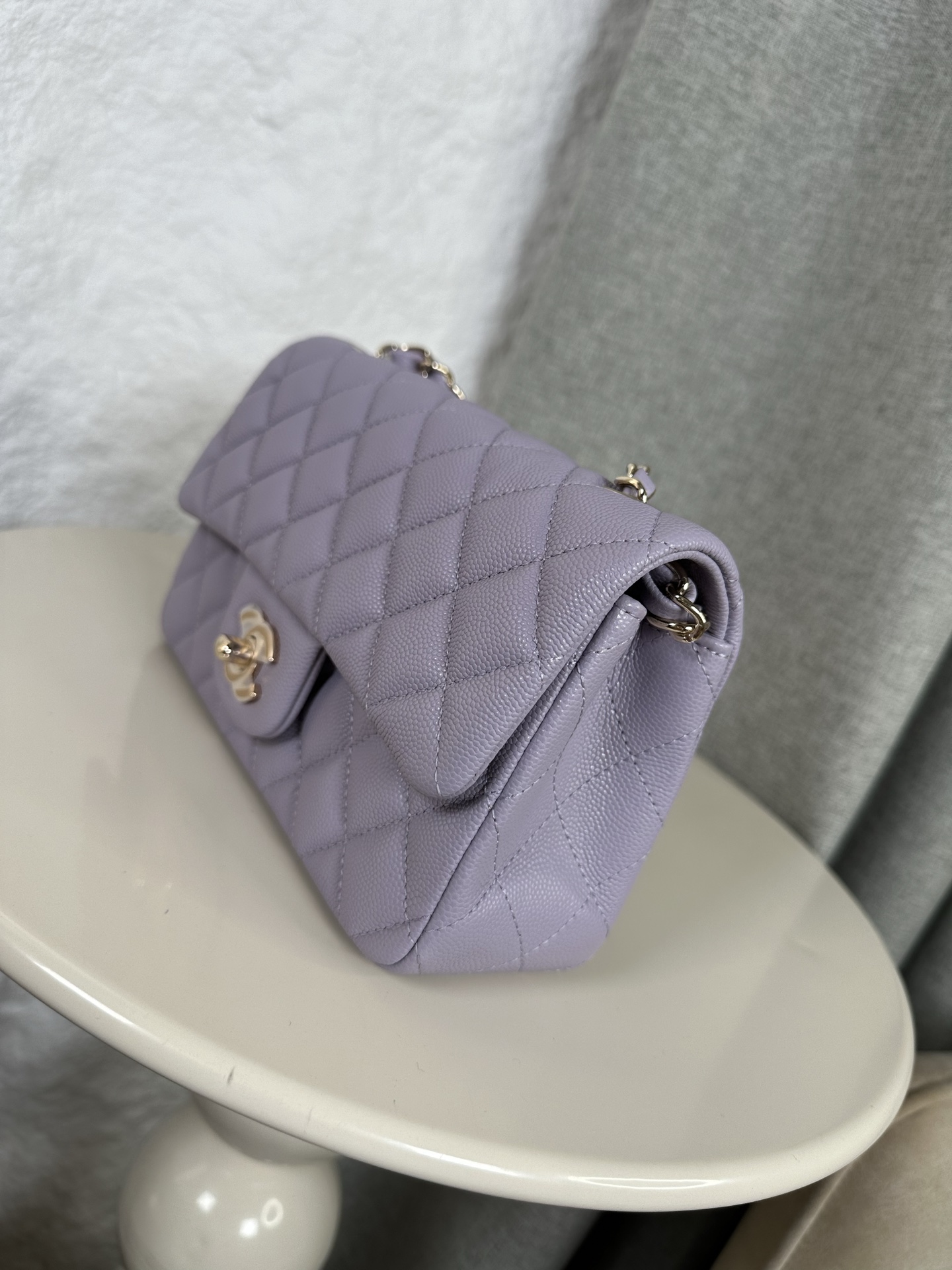 𝐂𝐡𝐚𝐧𝐞𝐥 𝐂𝐅 升级版 
全名:Classic Fla0 1116细球 颗粒球纹(大Mini)
皮料:原厂Haas小球鱼子酱内里进口小羊皮
五金:24K电镀 全钢五金
尺寸: 12*20*6cm
经典的CF🔥就是有着让人一见倾心的魅力,走到哪里都是移动的高雅标签,纯白色散发着文雅娴淑的女神范儿,搭配金扣精致奢华,堪称人手一见的奢侈品入门之选哦~全球🌍专柜一包难求!香家的CF,懂的都懂,时刻更新专柜推出新颜色!