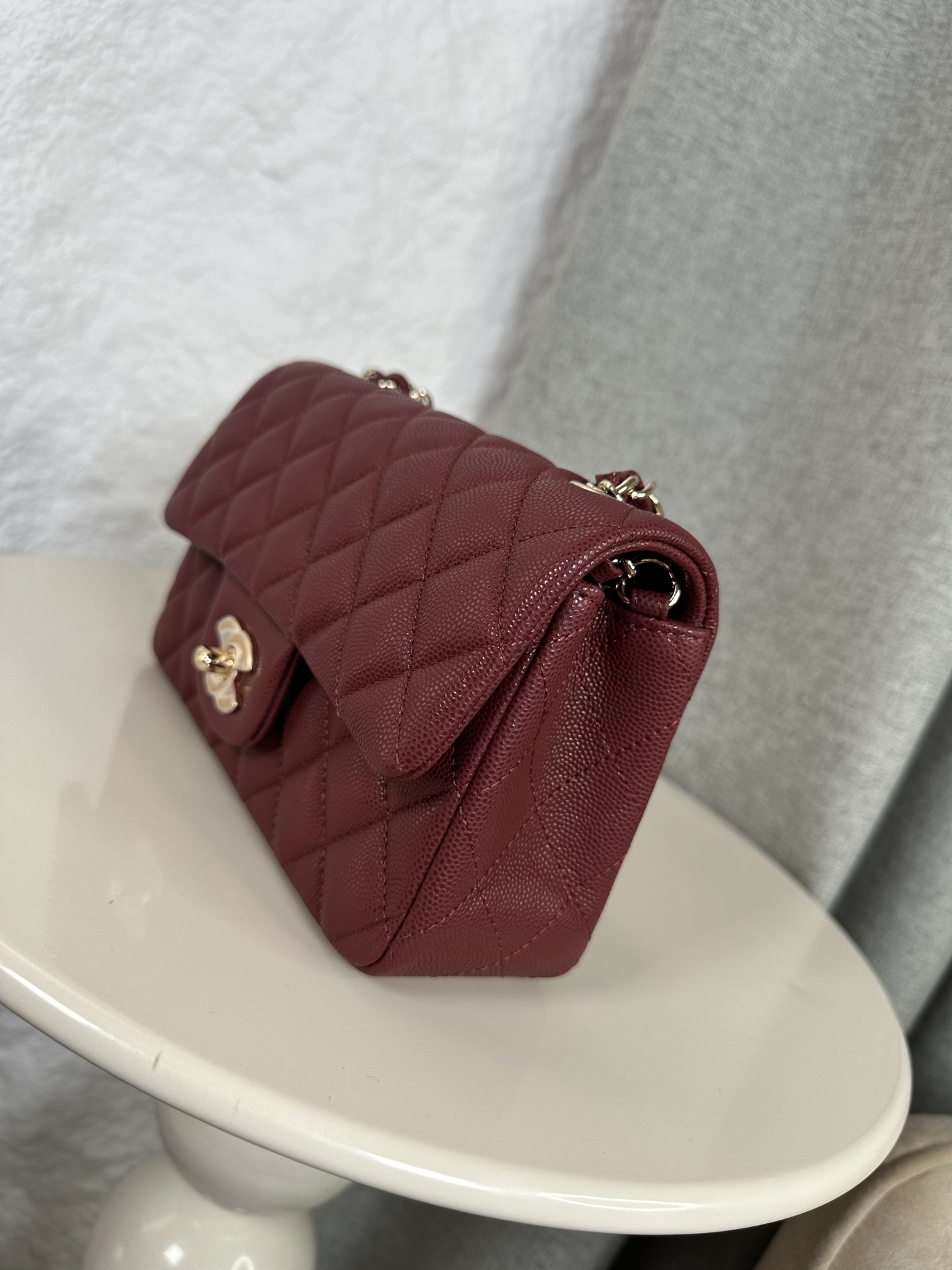 𝐂𝐡𝐚𝐧𝐞𝐥 𝐂𝐅 升级版 
全名:Classic Fla0 1116细球 颗粒球纹(大Mini)
皮料:原厂Haas小球鱼子酱内里进口小羊皮
五金:24K电镀 全钢五金
尺寸: 12*20*6cm
经典的CF🔥就是有着让人一见倾心的魅力,走到哪里都是移动的高雅标签,纯白色散发着文雅娴淑的女神范儿,搭配金扣精致奢华,堪称人手一见的奢侈品入门之选哦~全球🌍专柜一包难求!香家的CF,懂的都懂,时刻更新专柜推出新颜色!