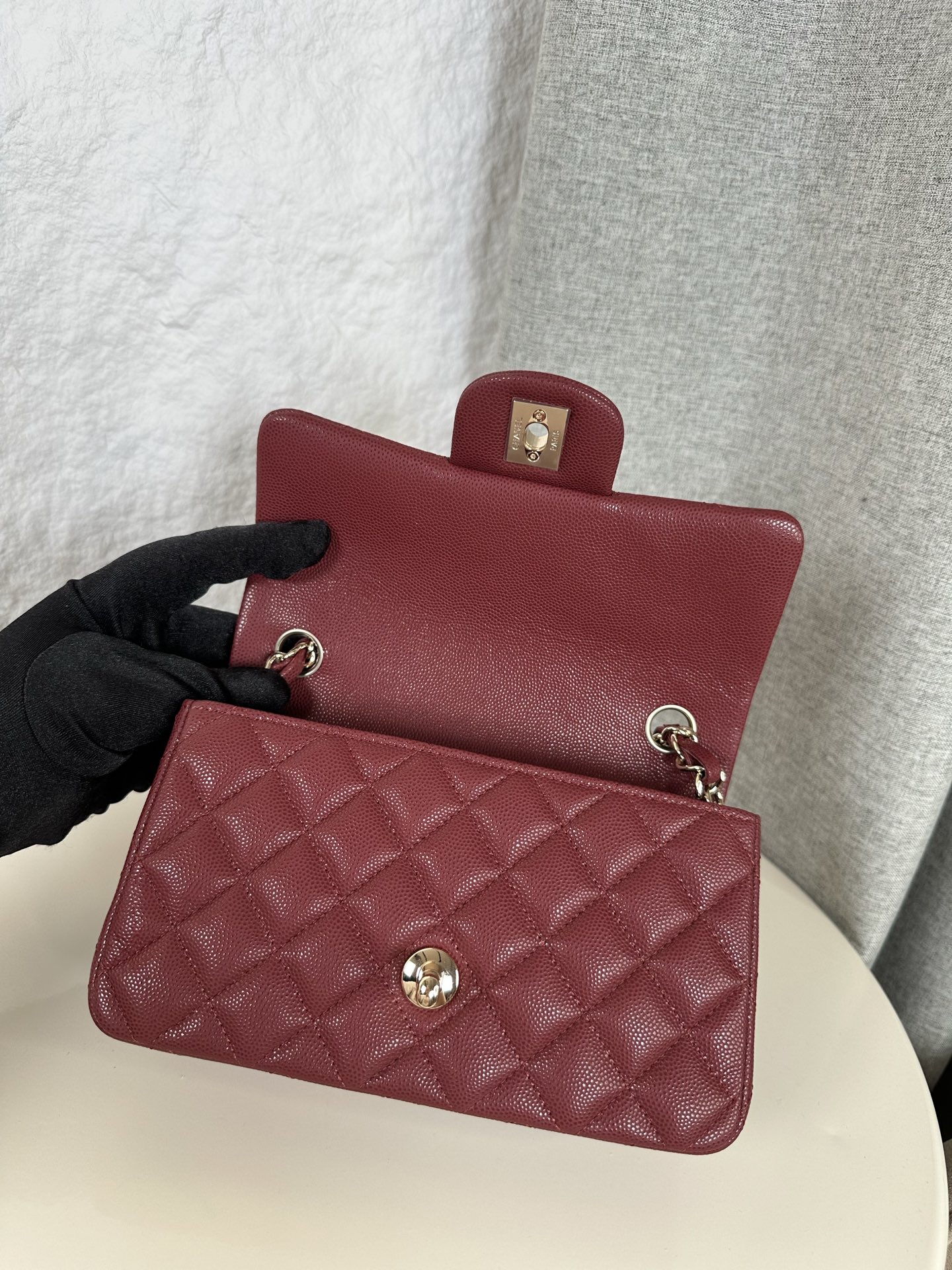 𝐂𝐡𝐚𝐧𝐞𝐥 𝐂𝐅 升级版 
全名:Classic Fla0 1116细球 颗粒球纹(大Mini)
皮料:原厂Haas小球鱼子酱内里进口小羊皮
五金:24K电镀 全钢五金
尺寸: 12*20*6cm
经典的CF🔥就是有着让人一见倾心的魅力,走到哪里都是移动的高雅标签,纯白色散发着文雅娴淑的女神范儿,搭配金扣精致奢华,堪称人手一见的奢侈品入门之选哦~全球🌍专柜一包难求!香家的CF,懂的都懂,时刻更新专柜推出新颜色!