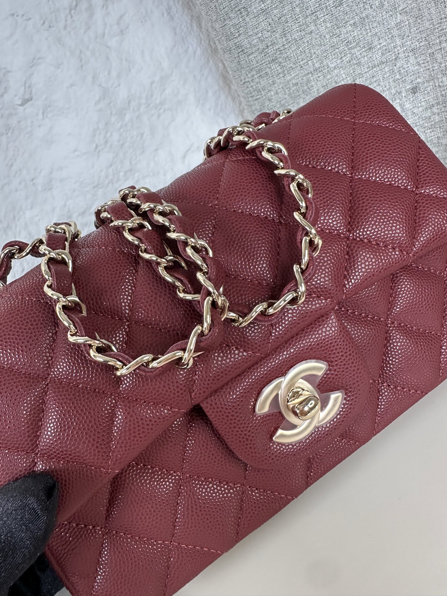 𝐂𝐡𝐚𝐧𝐞𝐥 𝐂𝐅 升级版 
全名:Classic Fla0 1116细球 颗粒球纹(大Mini)
皮料:原厂Haas小球鱼子酱内里进口小羊皮
五金:24K电镀 全钢五金
尺寸: 12*20*6cm
经典的CF🔥就是有着让人一见倾心的魅力,走到哪里都是移动的高雅标签,纯白色散发着文雅娴淑的女神范儿,搭配金扣精致奢华,堪称人手一见的奢侈品入门之选哦~全球🌍专柜一包难求!香家的CF,懂的都懂,时刻更新专柜推出新颜色!
