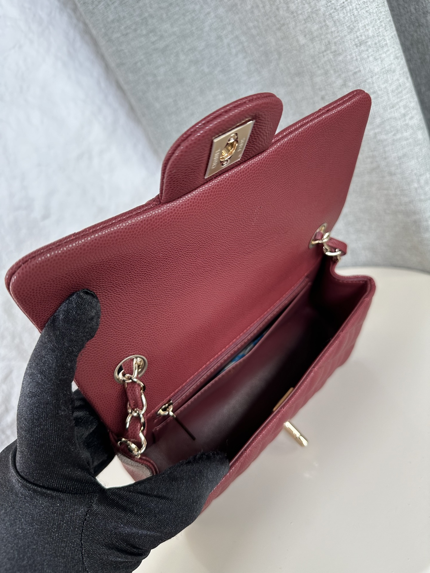 𝐂𝐡𝐚𝐧𝐞𝐥 𝐂𝐅 升级版 
全名:Classic Fla0 1116细球 颗粒球纹(大Mini)
皮料:原厂Haas小球鱼子酱内里进口小羊皮
五金:24K电镀 全钢五金
尺寸: 12*20*6cm
经典的CF🔥就是有着让人一见倾心的魅力,走到哪里都是移动的高雅标签,纯白色散发着文雅娴淑的女神范儿,搭配金扣精致奢华,堪称人手一见的奢侈品入门之选哦~全球🌍专柜一包难求!香家的CF,懂的都懂,时刻更新专柜推出新颜色!