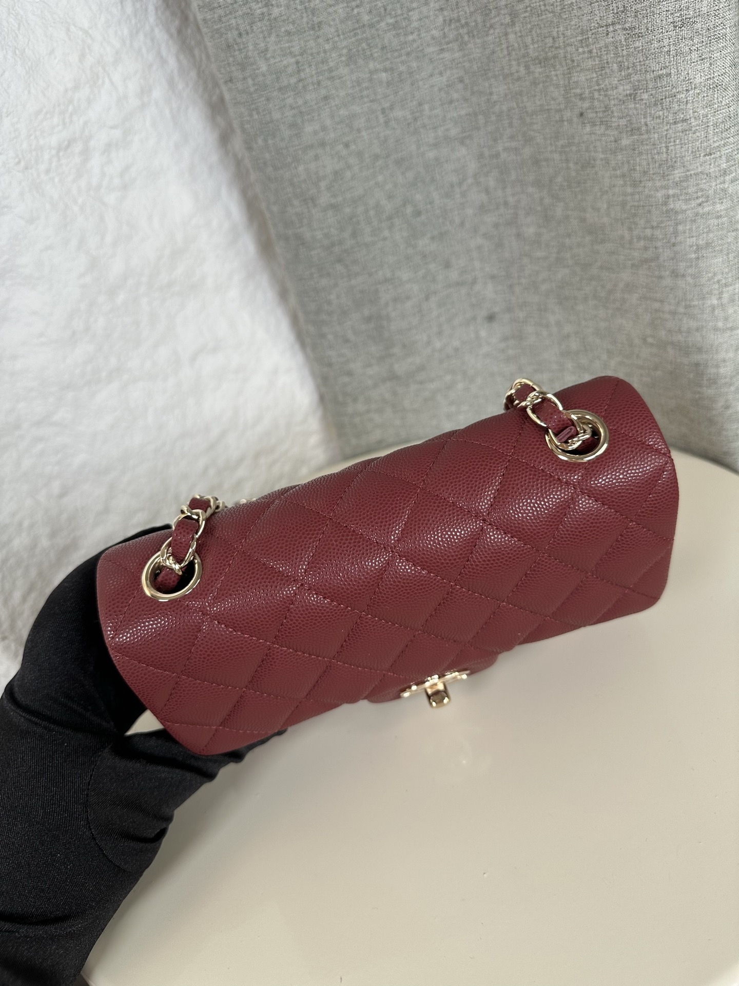 𝐂𝐡𝐚𝐧𝐞𝐥 𝐂𝐅 升级版 
全名:Classic Fla0 1116细球 颗粒球纹(大Mini)
皮料:原厂Haas小球鱼子酱内里进口小羊皮
五金:24K电镀 全钢五金
尺寸: 12*20*6cm
经典的CF🔥就是有着让人一见倾心的魅力,走到哪里都是移动的高雅标签,纯白色散发着文雅娴淑的女神范儿,搭配金扣精致奢华,堪称人手一见的奢侈品入门之选哦~全球🌍专柜一包难求!香家的CF,懂的都懂,时刻更新专柜推出新颜色!