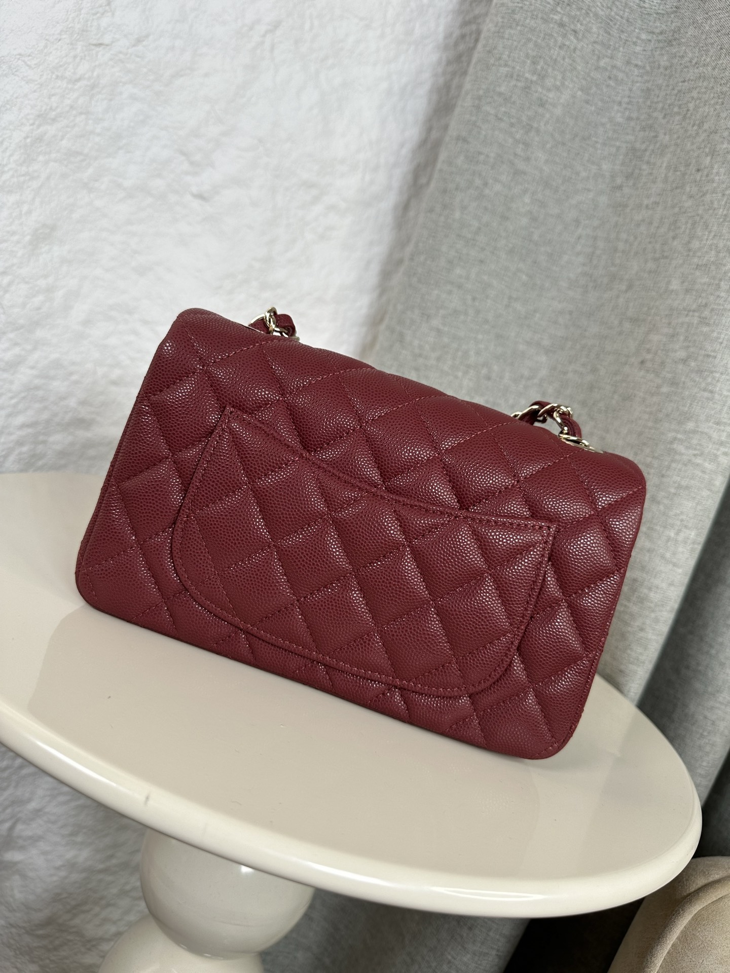 𝐂𝐡𝐚𝐧𝐞𝐥 𝐂𝐅 升级版 
全名:Classic Fla0 1116细球 颗粒球纹(大Mini)
皮料:原厂Haas小球鱼子酱内里进口小羊皮
五金:24K电镀 全钢五金
尺寸: 12*20*6cm
经典的CF🔥就是有着让人一见倾心的魅力,走到哪里都是移动的高雅标签,纯白色散发着文雅娴淑的女神范儿,搭配金扣精致奢华,堪称人手一见的奢侈品入门之选哦~全球🌍专柜一包难求!香家的CF,懂的都懂,时刻更新专柜推出新颜色!