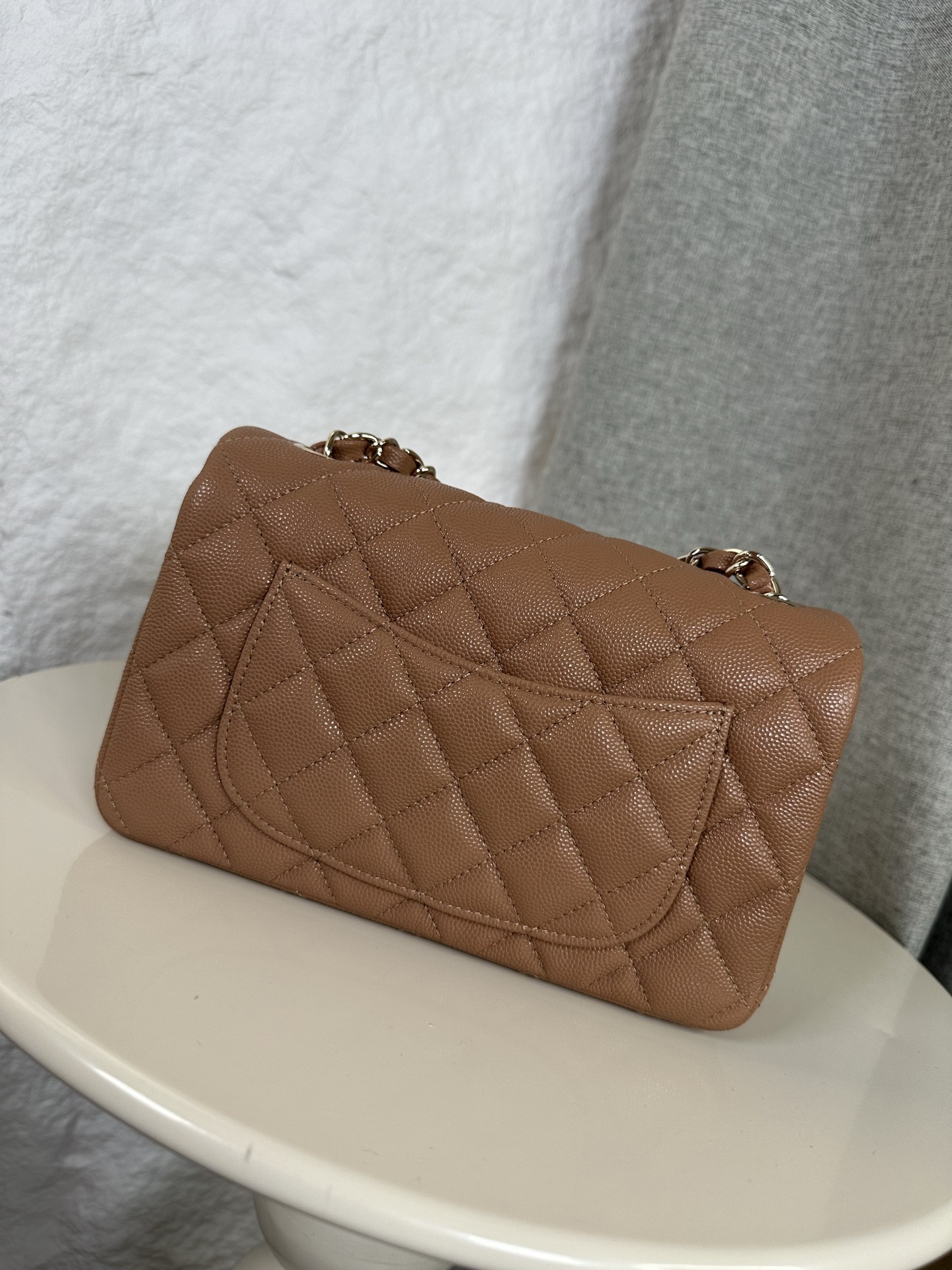 𝐂𝐡𝐚𝐧𝐞𝐥 𝐂𝐅 升级版 
全名:Classic Fla0 1116细球 颗粒球纹(大Mini)
皮料:原厂Haas小球鱼子酱内里进口小羊皮
五金:24K电镀 全钢五金
尺寸: 12*20*6cm
经典的CF🔥就是有着让人一见倾心的魅力,走到哪里都是移动的高雅标签,纯白色散发着文雅娴淑的女神范儿,搭配金扣精致奢华,堪称人手一见的奢侈品入门之选哦~全球🌍专柜一包难求!香家的CF,懂的都懂,时刻更新专柜推出新颜色!