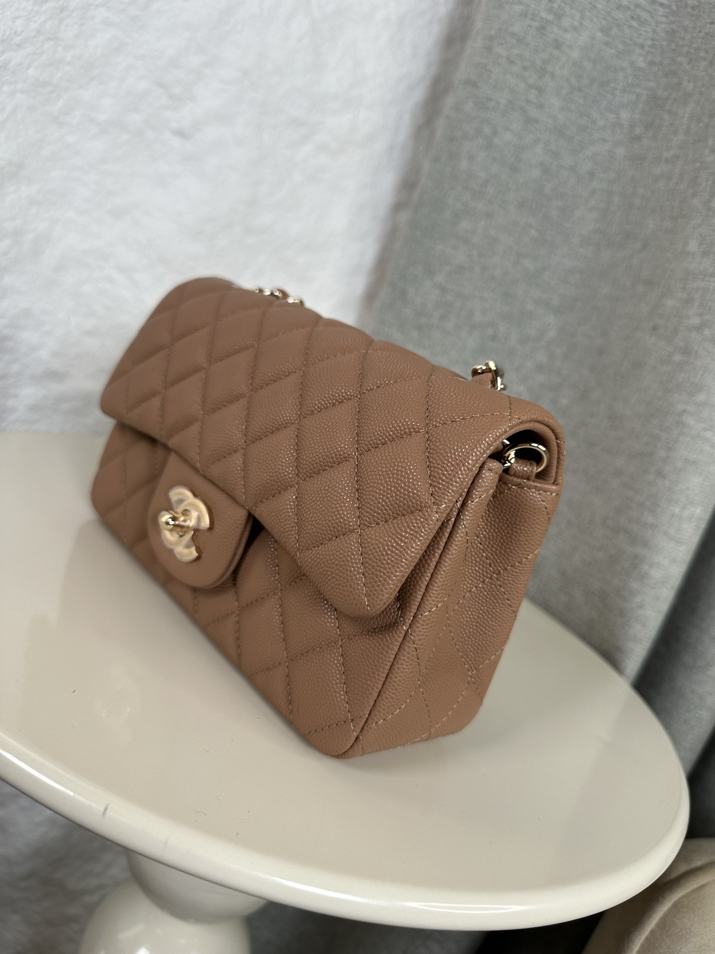 𝐂𝐡𝐚𝐧𝐞𝐥 𝐂𝐅 升级版 
全名:Classic Fla0 1116细球 颗粒球纹(大Mini)
皮料:原厂Haas小球鱼子酱内里进口小羊皮
五金:24K电镀 全钢五金
尺寸: 12*20*6cm
经典的CF🔥就是有着让人一见倾心的魅力,走到哪里都是移动的高雅标签,纯白色散发着文雅娴淑的女神范儿,搭配金扣精致奢华,堪称人手一见的奢侈品入门之选哦~全球🌍专柜一包难求!香家的CF,懂的都懂,时刻更新专柜推出新颜色!