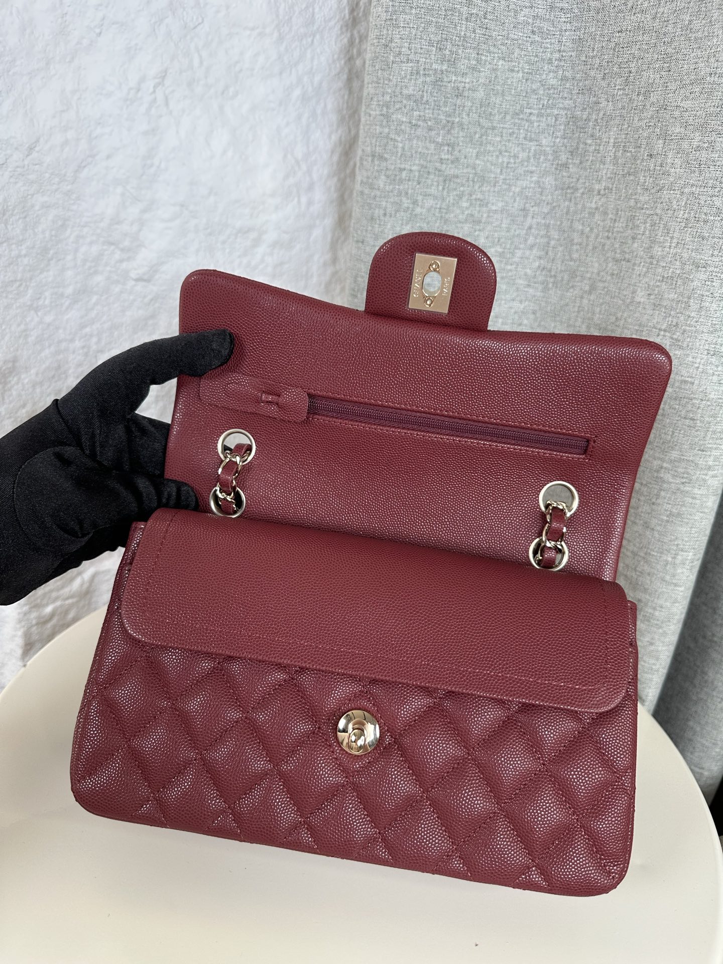 𝐂𝐡𝐚𝐧𝐞𝐥 𝐂𝐅 升级版 
全名:Classic Fla0 1117鱼子酱
五金:24K电镀 全钢五金
尺寸: 23*6.5*14cm
皮料:原厂Haas小球鱼子酱内里进口小羊皮
经典的CF🔥就是有着让人一见倾心的魅力,走到哪里都是移动的高雅标签,纯白色散发着文雅娴淑的女神范儿,搭配金扣精致奢华,堪称人手一见的奢侈品入门之选哦~全球🌍专柜一包难求!香家的CF,懂的都懂,时刻更新专柜推出新颜色!