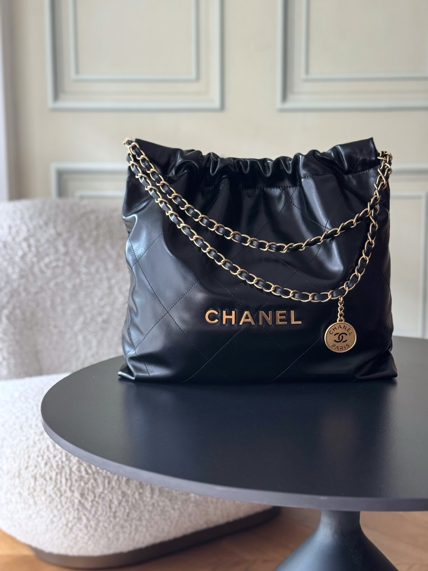 NO:688499,.22cc hot spring and summer 22 bag [Happy] A classic and timeless garbage bag!  The most popular series this season and worth buying, its name is 22 bag. Anything named after a number by Xiaoxiang will be popular [strong] [strong] and will definitely become a classic [pleasant]. Super fashionable and atmospheric, very easy to match, that’s right [呲呲] is top-notch on the back!  The body of the bag feels very soft, and heavier items can give you the casual feel you want, so you don’t have to worry about having too many things to make the bag look ugly when you go out on the street every day. The designer really put a lot of thought into this bag. It is an absolutely conscientious work. It has both real appearance and practicality. It is very suitable for concave shapes. It is completely OK for daily wear and can hold up in various occasions. Model 3261 leather waxed calfskin, size 39427cm (medium), Chanel, chanel, cowhide19860909.22cc 春夏火爆22 bag[愉快] 经典永不过时的垃圾袋！ 本季最火最值得入手的系列,它的名字叫22 bag,小香凡是以数字命名的都必火爆[强][强]也一定会成为经典[愉快]超级时尚和大气,非常好搭配,那就对啦[呲牙]背上就是顶流！包身手感非常柔软,放沉一点的东西更能背出想要的随性感,所以日常出街都不用怕东西多而使包型变得不好看,设计师在这款包上真的花了心思的,绝对的良心作,真正的颜值和实用性并存,非常适合凹造型,日常穿搭完全OK,能hold住各种场合 型号3261 皮质油腊小牛皮 尺寸39427cm（中号）,香奈儿,chanel,cowhide,Bag