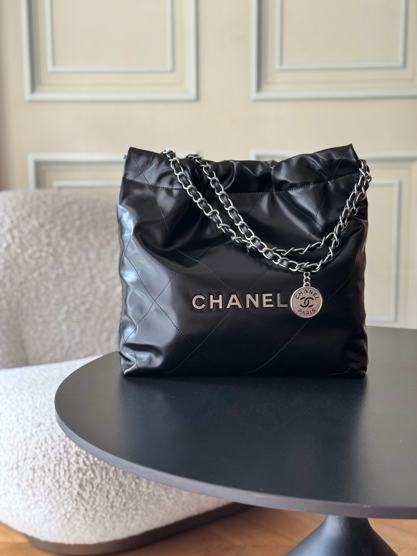 NO:688502,.22cc hot spring and summer 22 bag [Happy] A classic and timeless garbage bag!  The most popular series this season and worth buying, its name is 22 bag. Anything named after a number by Xiaoxiang will be popular [strong] [strong] and will definitely become a classic [pleasant]. Super fashionable and atmospheric, very easy to match, that’s right [呲呲] is top-notch on the back!  The body of the bag feels very soft, and heavier items can give you the casual feel you want, so you don’t have to worry about having too many things to make the bag look ugly when you go out on the street every day. The designer really put a lot of thought into this bag, and it is an absolutely conscientious work. It has both real appearance and practicality. It is very suitable for concave shapes. It is completely OK for daily wear and can hold up to various occasions. Model 3260 Size 35377cm (small size) Leather waxed calfskin, Chanel, chanel, cowhide19860909.22cc 春夏火爆22 bag[愉快] 经典永不过时的垃圾袋！ 本季最火最值得入手的系列,它的名字叫22 bag,小香凡是以数字命名的都必火爆[强][强]也一定会成为经典[愉快]超级时尚和大气,非常好搭配,那就对啦[呲牙]背上就是顶流！包身手感非常柔软,放沉一点的东西更能背出想要的随性感,所以日常出街都不用怕东西多而使包型变得不好看,设计师在这款包上真的花了心思的,绝对的良心作,真正的颜值和实用性并存,非常适合凹造型,日常穿搭完全OK,能hold住各种场合 型号3260 尺寸35377cm（小号） 皮质油腊小牛皮,香奈儿,chanel,cowhide,Bag