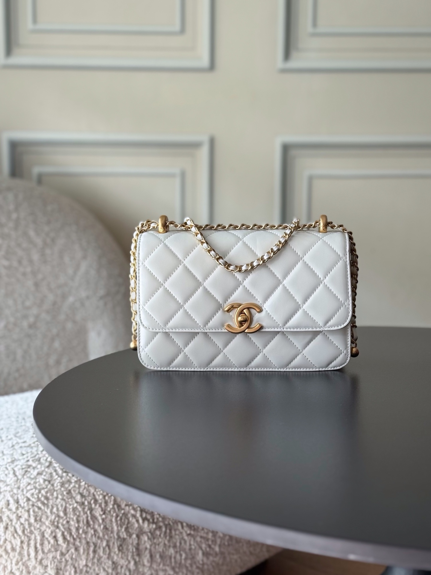 NO:880552,.Chanel's new early autumn double gold beads WOC has arrived. The handmade series of double gold beads are sewn with cowhide and combined with CHANEL rhombus pattern. It is very classic and versatile!  The glossy cowhide twinkles in the sunlight, giving it a retro feel. The double gold beads are very delicate, and the exquisitely engraved double C logo adds highlights. The length of the chain can be adjusted according to your own needs, and you can create any shape you want!  A variety of colors suitable for different occasions. Size 22×14.5×8cm (large size) Model AS2649 Leather oil-waxed cowhide Hardware retro gilt, Chanel, chanel, chanel, cowhide19860909.香奈儿早秋新款双金珠WOC到货,手工坊系列双金珠,采用牛皮缝制,结合CHANEL菱格纹,非常经典百搭！光面牛皮阳光下一闪一闪的更加有复古的感觉.点缀的双金珠十分精致,精致雕刻双C logo增加细节亮点,链条可以根据自己的需要调节长短,想凹什么造型都可以！多种配色合适不同场合需求 尺寸22×14.5×8cm（大号） 型号AS2649 皮质油腊牛皮 五金复古鎏金,香奈儿,chanel,chanel,cowhide,Bag