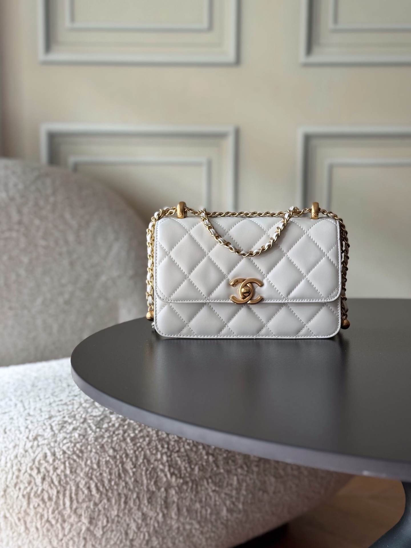 NO:880558,.Chanel's new early autumn double gold beads WOC has arrived. The handmade series of double gold beads are sewn with cowhide and combined with CHANEL rhombus pattern. It is very classic and versatile!  The glossy cowhide twinkles in the sunlight, giving it a retro feel. The double gold beads are very delicate, and the exquisitely engraved double C logo adds highlights. The length of the chain can be adjusted according to your own needs, and you can create any shape you want!  A variety of colors suitable for different occasions. Size 12×19×3.5cm (small size) Model AS2615 Leather oil-waxed cowhide Hardware retro gilt, Chanel, chanel, chanel, cowhide19860909.香奈儿早秋新款双金珠WOC到货,手工坊系列双金珠,采用牛皮缝制,结合CHANEL菱格纹,非常经典百搭！光面牛皮阳光下一闪一闪的更加有复古的感觉.点缀的双金珠十分精致,精致雕刻双C logo增加细节亮点,链条可以根据自己的需要调节长短,想凹什么造型都可以！多种配色合适不同场合需求 尺寸12×19×3.5cm（小号） 型号AS2615 皮质油腊牛皮 五金复古鎏金,香奈儿,chanel,chanel,cowhide,Bag