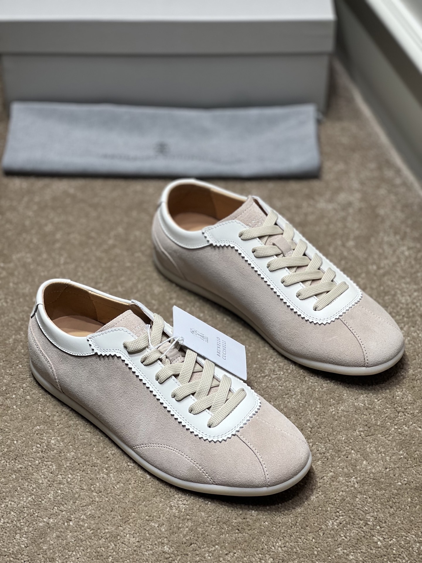 NO:348490,[Real Price] BC-Brunello Cucinelli New Sports Men's Shoes This flat-soled sports upper fabric uses high mercerized water-washed fur and Italian imported press-skinned cowhide, which is full of three-dimensional and skin-friendly!  Shoes color-blocking design, novel and fashionable style, a must-have item!  The inner calfskin is specially dyed for inner benzene, which does not fade, does not slip, and is breathable and sweat-absorbent and does not stuff your feet!  The brand’s special logo integrates movable footbed, and it is luxury when you see it!  Paired with ultra-light, elastic and environmentally friendly natural rubber soles, it is softer and more comfortable to wear on the feet!  The unique logo on the outsole and the unique fine lines and groove design make the luxury instantly burst out!  Number of codes 39-44 (45 can be customized, brunello cucinelli,sneakers,cowhide19860909【实价】BC-Brunello Cucinelli 新款运动男鞋 此款平底运动鞋面料采用意大利进口高丝光水洗翻毛皮和意大利进口压摔牛皮,立体感和亲肤感十足！鞋子拼色设计 款式新颖时尚,必备单品！内里苯染专用小牛皮内里,不掉色,不打滑,透气吸汗不闷脚！品牌专用logo一体活动脚床,看见即是奢华！搭配超轻、高弹、环保的天然橡胶鞋底,穿在脚上更加柔软舒适！外底上的个性logo和独特的细纹凹槽设计,奢华度瞬间爆棚！ 码数39-44(45可订制,,brunello cucinelli,sneakers,cowhide,Men's shoes