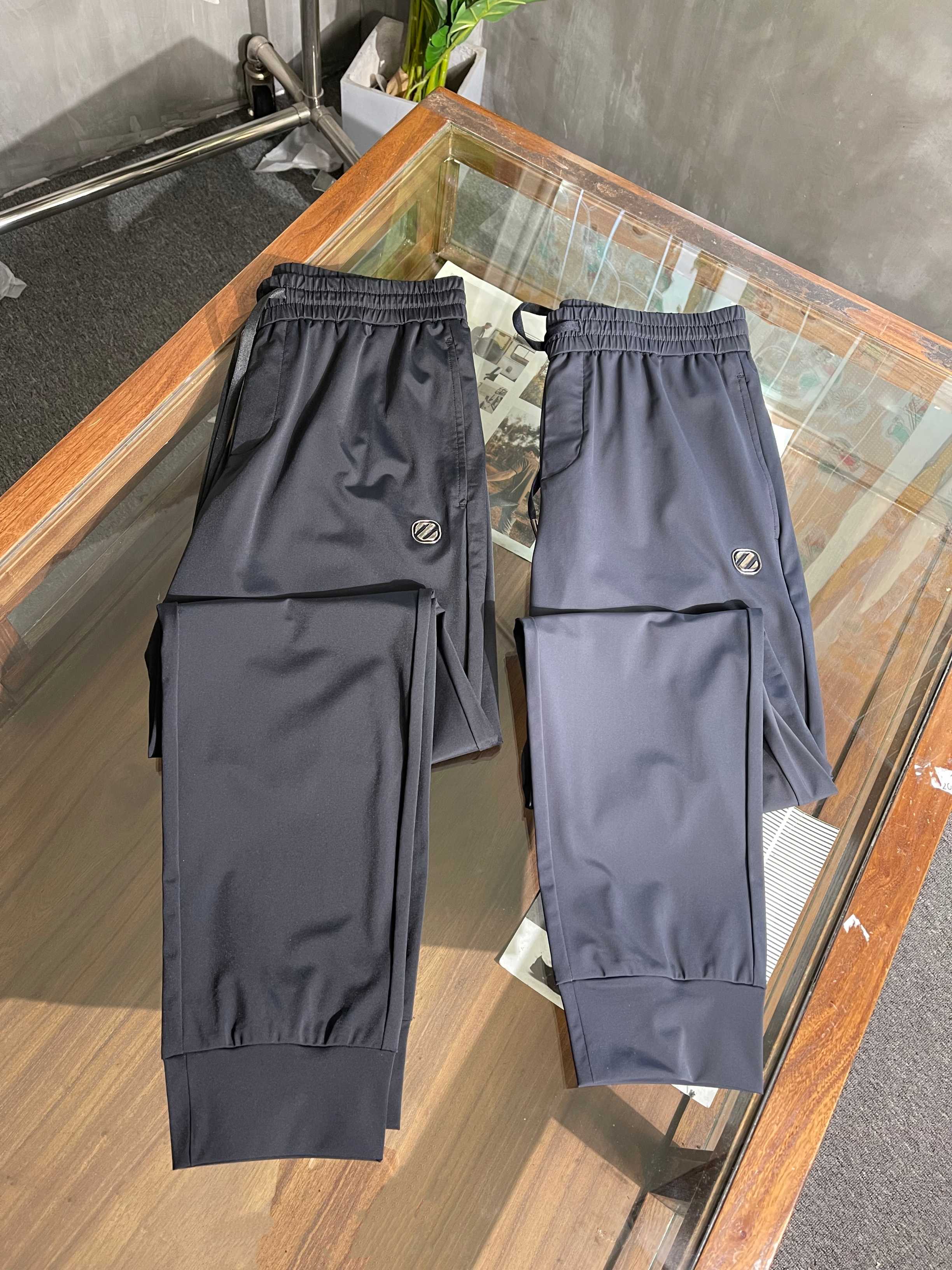 NO:152294,k7005 spring and summer new style Zenia ice tow feet casual pants, four-sided elastic fabric, three-dimensional Z letter mark, royal blue dark gray M-XXXL, zegna, alexander wang19860909k7005 春夏新款杰尼亚冰丝束脚休闲裤,四面弹面料,立体Z字母标,宝蓝深灰色M-XXXL,,zegna,alexander wang,Men's clothing