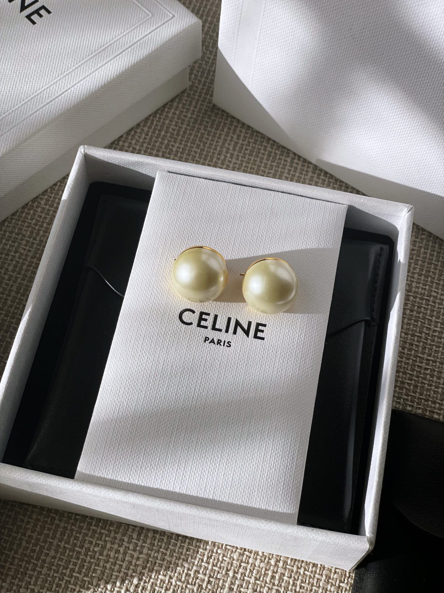 NO:632525,88180 [Selin CEL small light bulb earrings] Fashionable and simple, and very creative design, very fairy, very soft, elegant!  Because of the extremely simple design, the more you have to do it well, the more retro Hong Kong style will come out, a mid-century Vintage style, minimalist but not simple, with a fashionable personality and temperament, very suitable for daily matching!  [Material] Consistent Z brass material, imported high-end zircon [Size] Refer to the wearing effect, earrings, Cardia high-end jewelry1986090988180【色林CEL小灯泡耳环】时尚又简约,又很有创意的设计,非常仙,非常柔美,落落大方！因为极其简单的设计,越是要做好,才有那种复古港风味道出来,一股中古风Vintage范,极简而不简,个性时髦气质,非常适合日常搭配！【材质】一致Z黄铜材质,进口高端锆石【尺寸】参考佩戴效果,,earrings,卡迪亚高端饰品,Jewelry