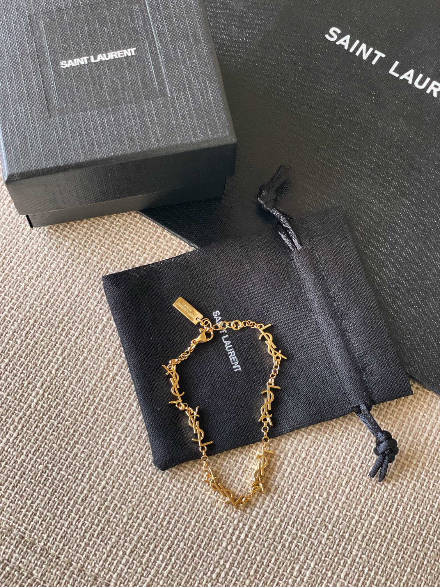 NO:633422,88180, ZP, look for our only genuine store to purchase the product developed by ZP, consult customer service in large quantities [YS1 multi-logo bracelet], highly recommended!  Classic and simple design!  Classics never go out of style!  My wife is so versatile!  Awesome!  It’s super nice to wear alone or stacked!  Consistent brass electroplated gold material, sharp edges and corners!  A great tool for fashion trendsetters!  Invincible upgrade level!  No matter how poor you are, you still have to buy the series!  [Material] Brass material [Size] Refer to the wearing effect, bracelet, gold plating, Cartier high-end jewelry1986090988180,ZP,认准我们唯一一家真正款款购入ZP开发的,量大咨询客服【YS1多logo手链】超级推荐！经典简约的设计！经典永不过时！太太太百搭了！太赞了！单戴叠戴都超nice！一致zp黄铜电镀金材质,棱角利落跟足zp！时尚弄潮儿潮搭神器！无敌拉升档次！再穷也要买系列！【材质】黄铜材质【尺寸】参考佩戴效果,,bracelet,gold plating,卡迪亚高端饰品,Jewelry