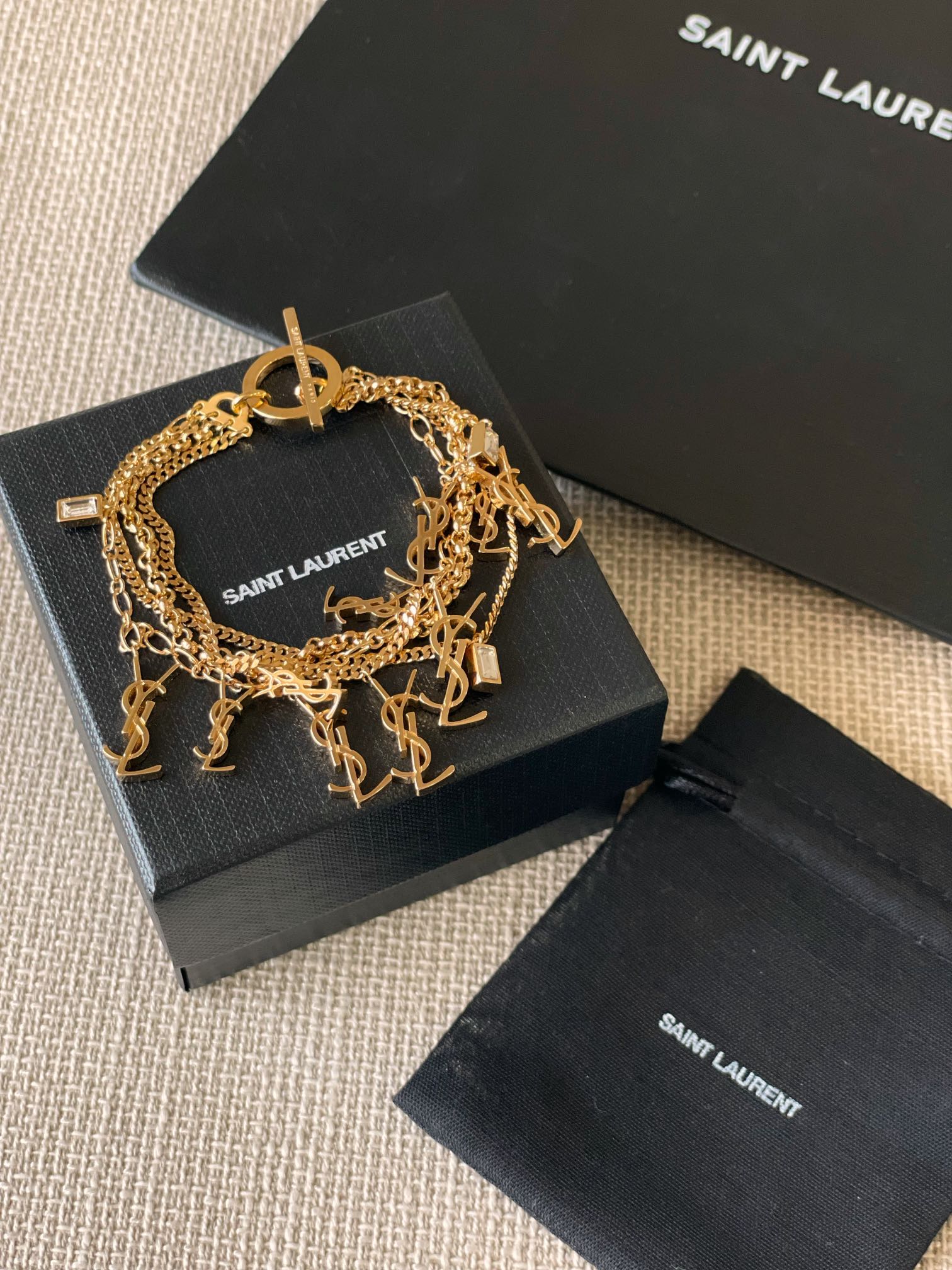 NO:633425,88230, ZP, look for our only genuine store to purchase the classic and simple design developed by ZP, consult customer service in large quantities [YS1 multi-logo square diamond multi-layer bracelet]!  Classics never go out of style!  My wife is so versatile!  Awesome!  The multi-layer design is super nice!  Wear one piece for a layering effect!  All the accessories are cut by millions of imported precision engraving machines!  Super heavy duty CNC technology!  Full of details!  Specially customized chains of four different specifications!  Make sure the details of our products are consistent!  Consistent brass electroplated gold material, sharp edges and corners!  A great tool for fashion trendsetters!  Invincible upgrade level!  No matter how poor you are, you still have to buy the series!  [Material] Brass material, imported Swarovski crystal [Size] Refer to the wearing effect, swarovski, bracelet, gold plating, Cardia high-end jewelry1986090988230,ZP,认准我们唯一一家真正款款购入ZP开发的,量大咨询客服【YS1多logo方钻多层手链】经典简约的设计！经典永不过时！太太太百搭了！太赞了！多层设计超nice！一件戴出叠戴效果！配件全部百万进口精雕机切割而出！超重工cnc工艺！细节拉满！特别定制的四种不同规格链条！认准我们家出品一致zp细节！一致zp黄铜电镀金材质,棱角利落跟足zp！时尚弄潮儿潮搭神器！无敌拉升档次！再穷也要买系列！【材质】黄铜材质,进口施华洛世奇水晶【尺寸】参考佩戴效果,,swarovski,bracelet,gold plating,卡迪亚高端饰品,Jewelry