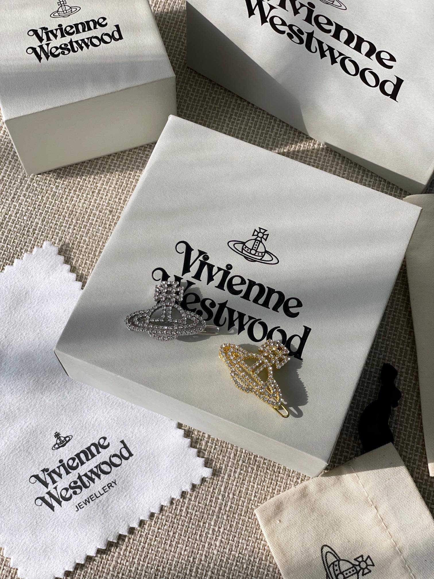 NO:633214,88180. Available in gold and silver colors [The Queen Mother’s Diamond-filled Saturn Hairpin] is a highly recommended product with your eyes closed and you’re right!  The pure crown ball is a classic symbol, and the shining rings of Saturn outline the future as the waves flow, opening up a new encounter with the future!  The diamonds on Saturn are custom-made Swarovski rhinestones, which are exactly what our family likes. They are not made from cheap diamonds that are readily available on the market!  When you get your hands on it, you can completely feel its texture, feel and luster. The rhinestone embellishment appears on the design of Saturn, adding a lot of cool and fashionable pretty looks, making the punk look a little girly at the same time, bringing with it a group of fashion fans!  It’s really beautiful, can be salty or sweet, pure or delicious!  Fall in love at first sight, definitely a leader in the 'practical + high-end' world, absolute yyds, an absolute treasure, the timeless Saturn [Material] consistent Z brass material, imported simulated zircon [Size] reference wearing effect, hairpins, Cardia high-end jewelry1986090988180.金色,银色两个颜色【西太后满钻小土星发夹】重磅推荐闭眼入准没错！纯粹王冠球是经典的象征,闪耀土星环勾勒未来波光流转间,开启一场与未来的崭新际遇！土星上边的钻是定制的施华洛水钻,认准我们家一致Z,而非市面上随随便便用的廉价钻就做出来的！拿到手完完全全可以感受到它的质感,手感,光泽感超nice用水钻的点缀出现在土星的设计上,增添不少冷艳时髦的俏丽模样,使得朋克同时又有点小少女,自带一群时尚粉！真的敲好看,可盐可甜,可纯可欲！一眼便钟情,绝对是“实用+高级”界的杠把子,绝对的yyds,绝对的宝藏永不过时的土星【材质】一致Z黄铜材质,进口仿真锆石【尺寸】参考佩戴效果,,hairpins,卡迪亚高端饰品,Jewelry