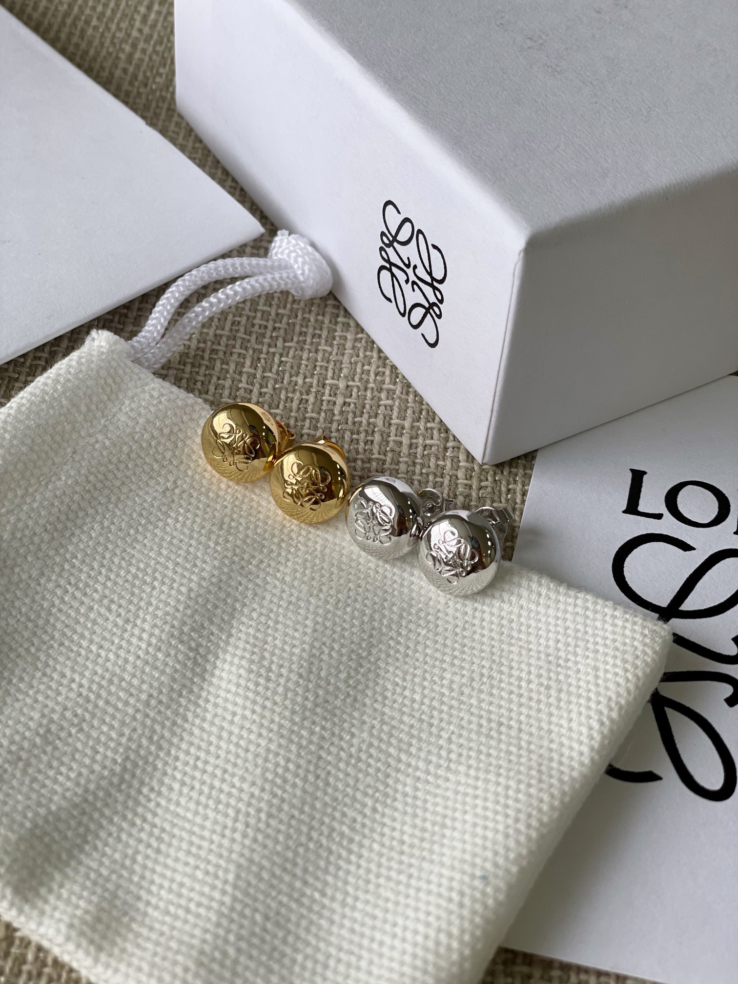 NO:633880,88160, ZP, look for our only genuine store to buy ZP-developed products, consult customer service in large quantities [Luowei Xiaojin, Xiaoyindou earrings], love them so much!  Very simple and elegant!  Simple and advanced design!  And creative!  Minimalist design plus classic logo graphics and text!  Super versatile for everyday use!  Whoever shows off looks good!  Must rush!  [Material] Consistent ZP brass material [Size] Refer to the wearing effect, Cardia high-end jewelry1986090988160,ZP,认准我们唯一一家真正款款购入ZP开发的,量大咨询客服【罗威小金、小银豆耳钉】太爱了！非常简约大气！简单高级的设计！又创意！极简设计加上经典logo图文！超级百搭日常！谁带谁好看！必须冲！【材质】一致ZP黄铜材质【尺寸】参考佩戴效果,,卡迪亚高端饰品,Jewelry