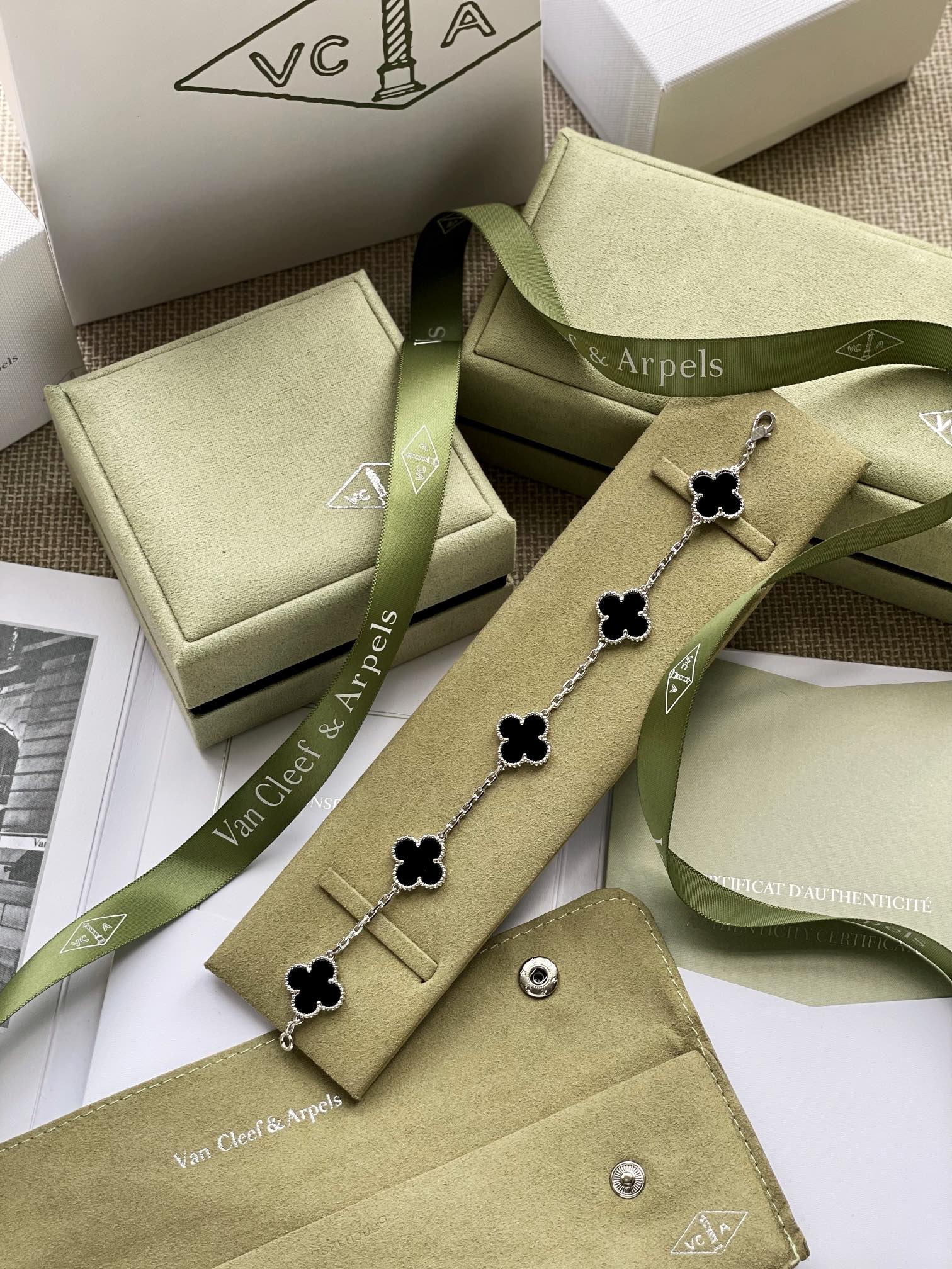 NO:634613,88320, look for our only store that truly purchases the Z-developed, large quantity consultation customer service [VC@Destroying Edition Four-leaf Clover Silver and Black Five-Flower Bracelet], sterling silver Seiko Destroying Edition Four-leaf Clover 5-flower Bracelet, limited to Japan!  Silver and black panda color scheme!  A model that can only be ordered by Juejuezi for 1,200,000 yen.  Z is for jewelry. One piece costs tens of thousands of yuan. It is not like Xiaoxiang jewelry that costs thousands of dollars and has no technical content. Jewelry that costs tens of thousands of dollars requires hundreds of dollars of sterling silver to make it as similar as possible. It really doesn’t take more than a year and a half.  It couldn't be developed, so the masters in the factory were grinding it to death. After all, it took nearly 10 months to make the new version. I have one request for the masters in the factory. For all types of jewelry, I'm not afraid that it will take you one year, or even two years. No.  I want to be quick, I just want it to be beautiful, not to ask for at least 95 appearance. I also know in my heart that it is absolutely impossible to use sterling silver to make the same thing as real gold worth tens of thousands, unless I lie to you. First, there is nothing superfluous in the connection between each four-leaf clover edge bead and natural stone accessories.  Hardware, there are many low-end versions on the market with extra hardware, just like a line, and some claws are directly separated from the edge beads. This kind of thing is also called a foundry, or an original product. Dear friends, don’t be stupid. To put it bluntly, this set is just to deceive those who don’t understand!  The bottom line is that the craftsmanship of the master is not good enough, the technology is not strong enough, and the time and cost are not enough, so the goods produced will naturally not be good!  Secondly, the side beads and the hardware between them have a concave shape and are very evenly polished. The width and thickness of the hardware are very moderate, and the edge beads are very three-dimensional!  Third, and most importantly, Z has an anti-counterfeiting stamp!  You heard me right, V also has a steel seal, and it is very invincible and difficult. At the bottom of this small ring, there is a recessed anti-counterfeiting steel seal!  The difficulty factor is huge, as you can imagine. Here, I will not enlarge the specific totem of the public seal, this is a pattern!  Dear friends, you know the fourth one, which is the raw stone material of this main accessory. Each stone is pure natural malachite, black onyx, carnelian, white shell and blue chalcedony. The material supports the identification of any authoritative organization. Moreover, you are welcome to wireless K any stone on the market. Why am I very satisfied with the stone I use, because every stone is raw  The materials are raw stones that are customized by the masters in the factory. That is to say, every piece of raw stone is personally purchased without a trace of moisture. The purchased stone raw materials are then processed and polished into four-leaf clover accessories. Only in this way can we ensure that every four-leaf clover in the hands of customers is genuine!  After all, the cost of purchasing real natural stones like this is 10 times higher than the cost of ready-made fake stones sold on the market!  Dear friends, it took 10 months to make the four-leaf clover. I cherish it very much. Hurry up and bring your best friends to experience it together. [Material] Pure silver gold-plated material, natural black agate [Size] Please refer to the wearing effect, bracelet, pure silver, gold plating, Cartier high-end jewelry.1986090988320,认准我们唯一一家真正购入Z开发的,量大咨询客服【VC@灭世版四叶草银黑五花手链】来,纯银的精工灭世版四叶草5花手链,日本限定！银黑熊猫配色！绝绝子消费1200w日元才可以订到的一款 Z是珠宝类的,一条就是好几万大洋,不是像小香饰品类那种几千块,没什么技术含量的,珠宝类几万块的,要用纯银几百块的把它做到最大程度的相似度,那是真心没有个一年半载开发不出来的,所以厂里师傅也是给我磨得快不行了,毕竟改了接近10个月,才出来的版,我对厂里师傅就是一个要求,所有珠宝类型的Z,我不怕你是花一年,甚至两年都好,不求快,只求做得美,不求,起码外观95,我心里也明白用纯银做到跟Z真金几万块那是绝对不可能的,除非我骗你第一,每一颗四叶草边珠跟天然石配件,连接处是没有任何多余的五金,市面很多low版多了五金出来,就好像一条线一样,有的爪子跟边珠直接脱离了一样,这种还号称什么代工厂,什么原单尾货,宝们,别傻了,这套说白了就是骗那些不懂的！这个归根到底就是师傅的工艺不行,技术不够硬,花的时间成本不够,做出来的货自然不行！第二,侧面边珠与边珠中间的五金,呈现凹进去的造型,且抛光十分均匀,五金宽度厚度十分适中,边珠非常立体！第三,再来最最重磅的,Z有一个防伪钢印！没听错,V也有钢印,而且非常无敌有难度,在这个小环上的最下边,有一个凹进去的防伪钢印！难度系数之大,你可以想象,这里,我不放大公开钢印的具体图腾,这是一个图案！宝们,你懂的第四,也就是这个主配件的原石材料,每一颗都是纯天然的孔雀石,黑玛瑙,红玉髓,白贝壳跟蓝玉髓,材质支持任何权威机构鉴定,而且,欢迎宝们无线K市面任何石头为什么我对于自己用的石头非常的满意,因为,每一种石头原料,是亲自跟厂里师傅一起去定制的原石,也就是每一块原材料的石头,都是亲自参与采购的,一丝水分都没有,采购回来的石头原料,再加工打磨成一颗一颗四叶草的配件,只有这样亲力亲为,才能确保每一条四叶草到客人手里都是真材实料！毕竟,真的天然石这样采购下来的成本,比市面那些再卖的现成的假石成本要相差10倍价格啊！宝们,历经10个月,才做出来的四叶草,,万分珍惜,赶紧拉上闺蜜一起来体验吧【材质】纯银镀金材质,天然黑玛瑙【尺寸】参考佩戴效果,,bracelet,pure silver,gold plating,卡迪亚高端饰品,Jewelry