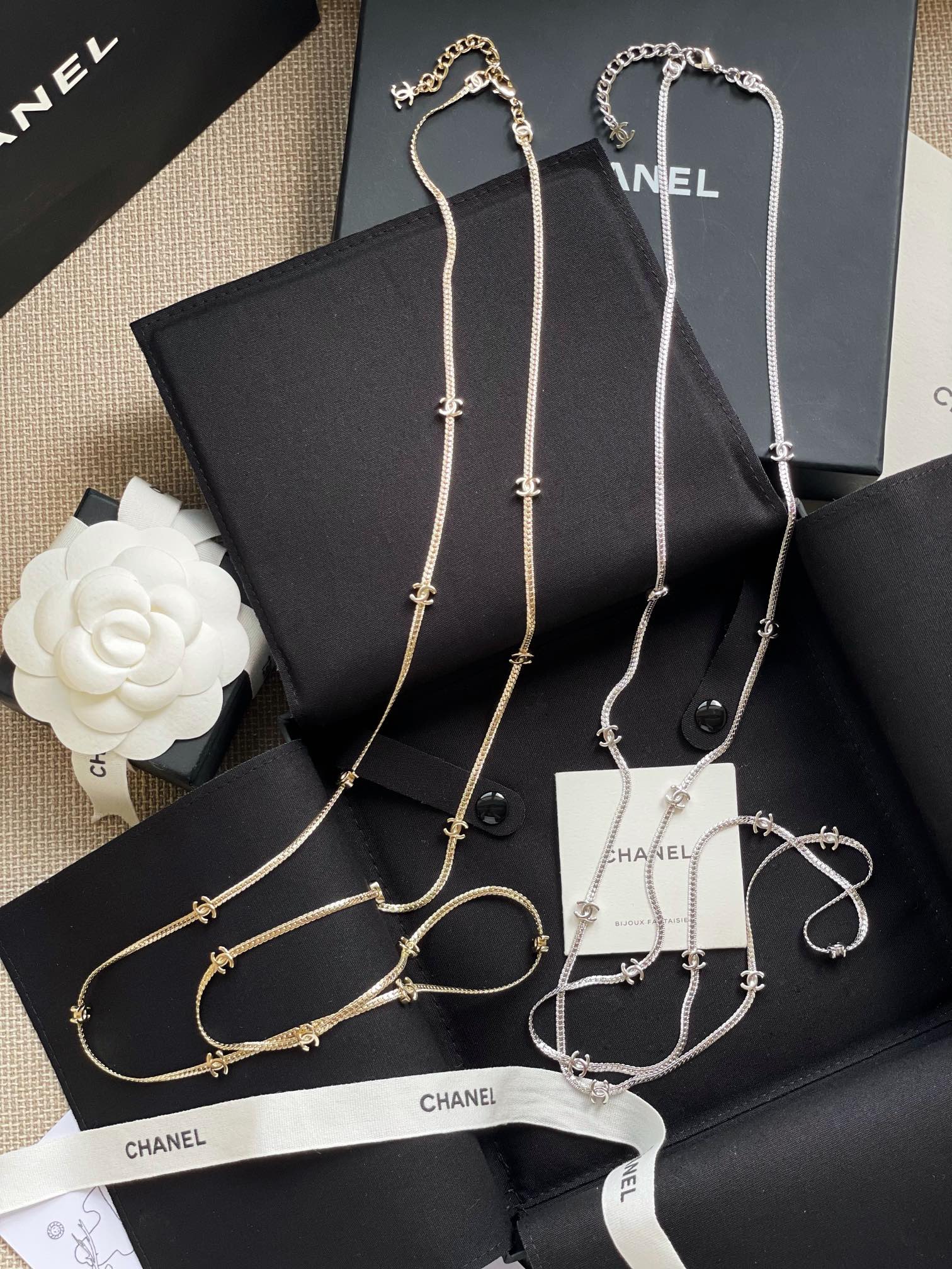 NO:632075,88250, buy ZP, be sure we are the only company that really buys ZP developed, consult customer service for large quantities, light gold and silver colors [Ch@nel 15c snake bone super long chain], the sky-high price of 1w, the super popular snake bone chain that you are all asking about, it’s coming, it’s coming, huge, huge, huge, huge, hot new super hot style for early autumn, a must buy this season!  There are too few people to have even one super universal chain!  As a single layer long chain!  Double layer long chain!  Triple layer choker!  Multi-layered bracelet!  Waist chain!  Even bag chains!  One piece can match everything and can be worn in thousands of ways!  It’s so amazing that you must buy it in two colors: light gold and silver!  Closed-eye punching is very heavy-duty, we agree with ZP, brass material, the edges and corners of each letter are exactly like ZP, the chain is also customized like ZP, it is so beautiful that I cry [Proud] Absolutely beautiful and fashionable online [Wit] Absolutely beautiful and explosive street combination!  The rate of wearing it is 100%!  Whoever wears it looks better!  This series is really worth buying no matter how poor you are, you must have two of them and have more PK ZP, any version of PK finish you will find how good our products are. The whole series is developed simultaneously [Material] The same ZP brass material [Size] The length of the necklace chain is about 108CM, and there is an extension chain about 5CM, the double C width is about 0.8CM, necklace, bracelet, Cartier high-end jewelry1986090988250,购入ZP,认准我们唯一一家真正购入ZP开发的,量大咨询客服 浅金色、银色两色【Ch@nel 15c蛇骨超长链】直逼1w的天价你们都在问的超级爆款蛇骨链,它来啦它来啦巨巨巨巨巨火爆的早秋新款超级爆款本季必入！人手一条都太少了超级万能链！当单层长链！双层长链！三层短项链！多层手链！腰链！甚至包包链条！一条就可以满足一切搭配千万种佩戴方法！太绝了绝对必入的一条爆美浅金,银色两个颜色！闭眼冲非常重工,我们一致致ZP,黄铜材质,每个字母的棱棱角角跟足ZP来,链条也是订制ZP一样,真的美哭了[得意]绝对颜值时尚都在线的[机智]绝美绝爆炸街组合！佩戴回头率百分百！谁戴谁好看！真的再穷也要买的系列,必须人手两条一定要多PK ZP,PK饰面任意版本你就会发现我们家出品有多好全系列同步开发【材质】一致ZP黄铜材质【尺寸】项链链长约108CM,另有延长链约5CM,双C宽约0.8CM,,necklace,bracelet,卡迪亚高端饰品,Jewelry
