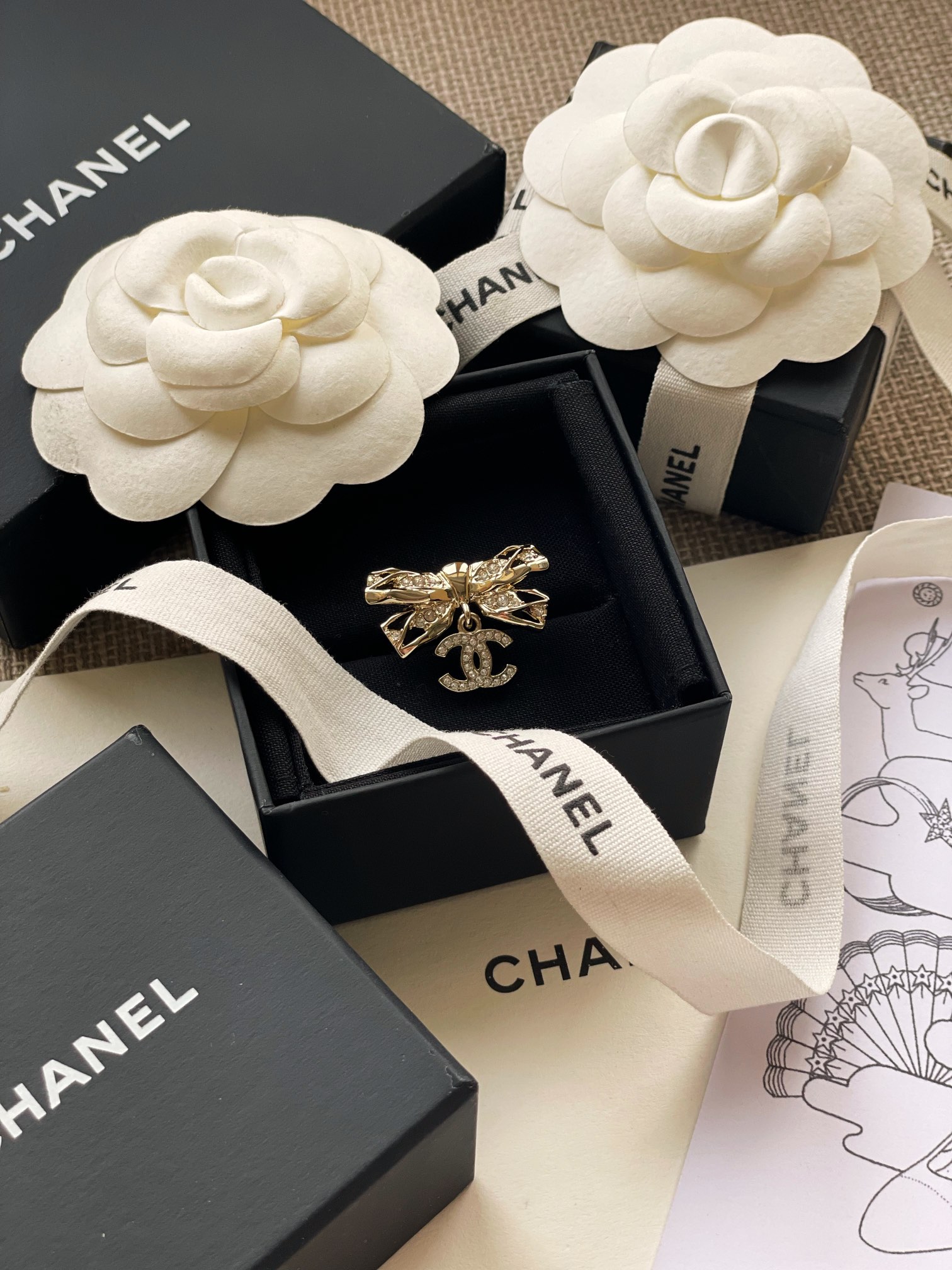 NO:632948,88160, buy ZP, we are the only one that really buys the [Ch@nel hollow bow hanging C ring] developed by ZP. It is huge and expensive!  But my wife looks so good. This new ring is a must-have for early autumn this season!  It’s so hot that it explodes, and it’s so beautiful that it’s suffocating. If you don’t buy it, I’m really sorry that you fell in love with it at first sight!  It looks so stunning when worn in person!  Very girly!  The light gold color just reflects the noble and high-end feel. It is very heavy-duty, and the hardware details are very delicate and [witty] and three-dimensional!  Really beautiful, extremely versatile and attractive, very beautiful!  The sense of design is superb, and the upper body is elegant and elegant, so beautiful!  Wear it and you will be a rich girl!  It is highly recommended to keep it for yourself [wit] There are thousands of versions on the market, various low versions, be sure to compare a lot, and you will not go wrong if you look for our products [laughing] [laughing] It will help you save 6,000 yuan every minute [Material] The same ZP brass material, imported Swarovski crystal diamond [Size] 16-17-18mm inner diameter three sizes, swarovski, ring, Cardia high-end jewelry1986090988160,购入ZP,认准我们唯一一家真正购入ZP开发的【Ch@nel 镂空蝴蝶结吊C戒指】巨巨巨贵！但是太太太好看啦早秋本季必入爆款新款戒指！火到炸裂,美到窒息,不买真心对不起自己一眼爱上！实物戴上超惊艳超仙！非常的少女感！淡金色恰到好处的体现贵贵的高级感非常重工,五金细节做得很细腻[机智]立体！真心的美,巨百搭巨耐看,很仙美！设计感超绝,上身气质优雅并存,很仙美！戴上它你就是富家千金！强烈推荐自留[机智]市面上万万千千版本,各种low版,一定要多多对比,认准我们家出品一定不会错[偷笑][偷笑]分分钟又帮你们节省了6千大洋【材质】一致ZP黄铜材质,进口施华洛世奇水晶钻【尺寸】16-17-18mm内直径三个尺寸,,swarovski,ring,卡迪亚高端饰品,Jewelry