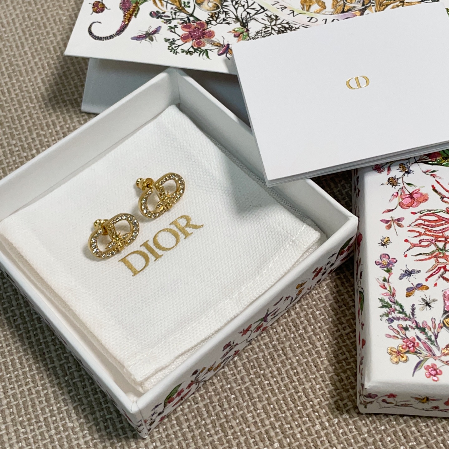 NO:631913,88160 [D’s CD bee earrings with diamonds] You must buy the latest spring and summer series of 25. It is really beautiful. It is made of Z brass and has Swarovski diamonds. This season, I am so beautiful that I can’t put it down. Each one is particularly beautiful with lifelike bee design and movable design!  Independent mold opening and assembly!  It sways in your ears as you walk. It really seems like an elf flying in your ears. It is particularly dynamic and beautiful. Highly recommended [Material] Z-brass material, specially formulated gray phantom diamond [Size] Refer to the wearing effect, swarovski, dior, Cardia high-end jewelry1986090988160【D家带钻CD蜜蜂耳钉】25年春夏最新系列一定要买真心美出了天际一致Z黄铜材质,颗颗施华洛世奇钻,这一季度太太太美了,爱不释手,每一款上身都特别的好看栩栩如生的蜜蜂设计,活动的设计！独立开模组装！走路随着摆动在耳边摇曳,真的好像一只小精灵在你耳边飞舞,特别的有灵动感,绝美非常推荐【材质】一致Z黄铜材质,特别制定灰色魅影钻【尺寸】参考佩戴效果,,swarovski,dior,卡迪亚高端饰品,Jewelry