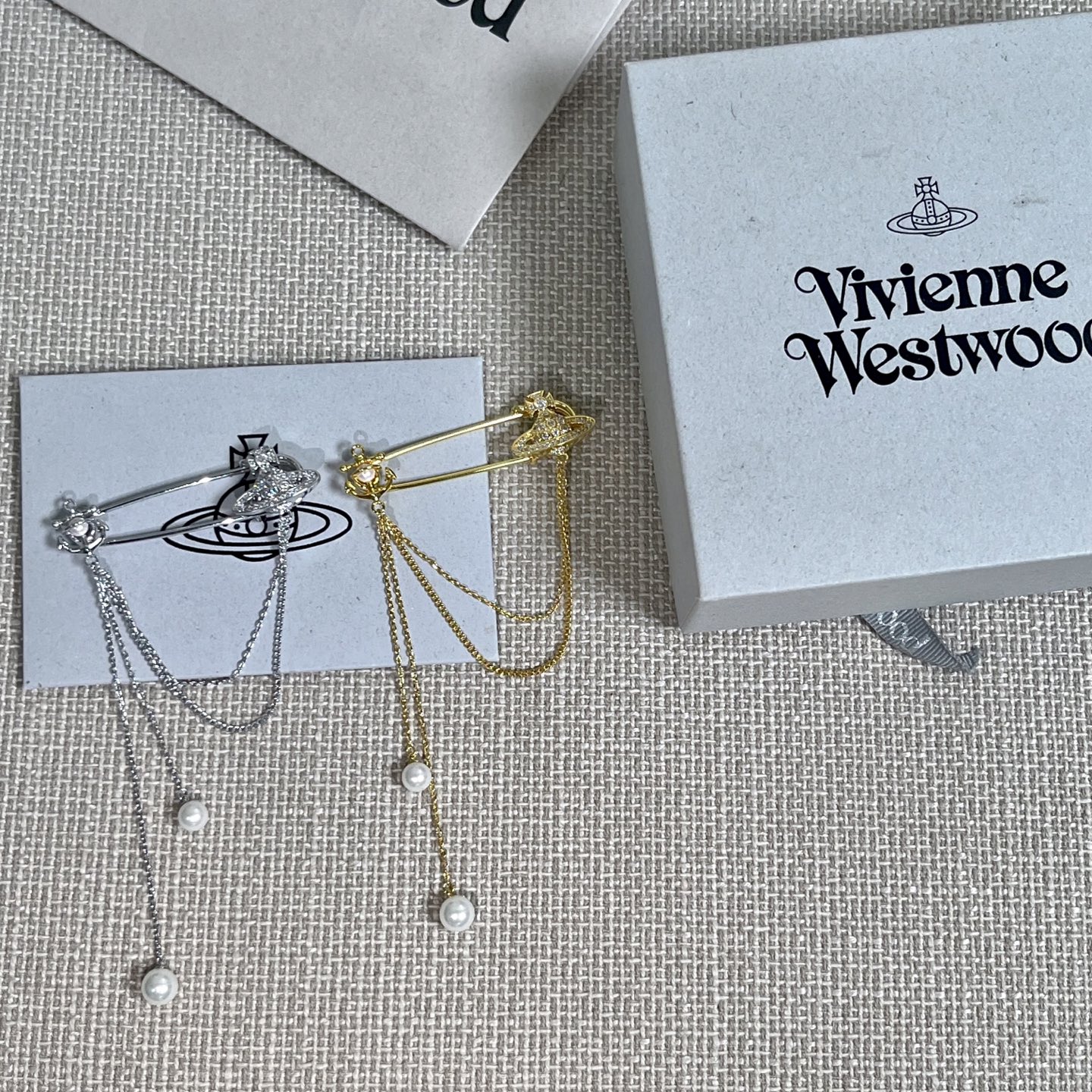 NO:632617,Look for the only one that really buys Z Development!  We only make the right version, if you want the cheaper wrong version, go to other stores. Gold and silver colors 88180 [Western Queen Mother Pin Saturn Tassel Brooch] Highly recommended, close your eyes and get it right!  The pure crown ball is a classic symbol, and the shining rings of Saturn outline the future as the waves flow, opening up a new encounter with the future!  The diamonds on Saturn are custom-made Swarovski rhinestones, which are exactly the same as ours, and are not made from cheap diamonds that are readily available on the market!  When you get your hands on it, you can completely feel its texture, feel and luster. The rhinestone embellishment appears on the design of Saturn, adding a lot of cool and fashionable pretty looks, making the punk look a little girly at the same time, bringing with it a group of fashion fans!  It’s really beautiful, can be salty or sweet, pure or delicious!  Fall in love at first sight, definitely the leader in the 'practical + high-end' world, absolute yyds, absolute treasure, timeless Saturn [Material] consistent Z brass material, imported Swarovski crystal diamonds [Size] refer to the wearing effect, swarovski, brooch, breastpin, Cardia high-end jewelry19860909认准唯一一家真正购入Z开发的！只做对版货,要便宜不对版的移步其他家 金色,银色两个颜色88180【西太后别针土星流苏胸针】重磅推荐闭眼入准没错！纯粹王冠球是经典的象征,闪耀土星环勾勒未来波光流转间,开启一场与未来的崭新际遇！土星上边的钻是定制的施华洛水钻,认准我们家一致z,而非市面上随随便便用的廉价钻就做出来的！拿到手完完全全可以感受到它的质感,手感,光泽感超nice用水钻的点缀出现在土星的设计上,增添不少冷艳时髦的俏丽模样,使得朋克同时又有点小少女,自带一群时尚粉！真的敲好看,可盐可甜,可纯可欲！一眼便钟情,绝对是“实用+高级”界的杠把子,绝对的yyds,绝对的宝藏永不过时的土星【材质】一致Z黄铜材质,进口施华洛世奇水晶钻【尺寸】参考佩戴效果,,swarovski,brooch，breastpin,卡迪亚高端饰品,Jewelry