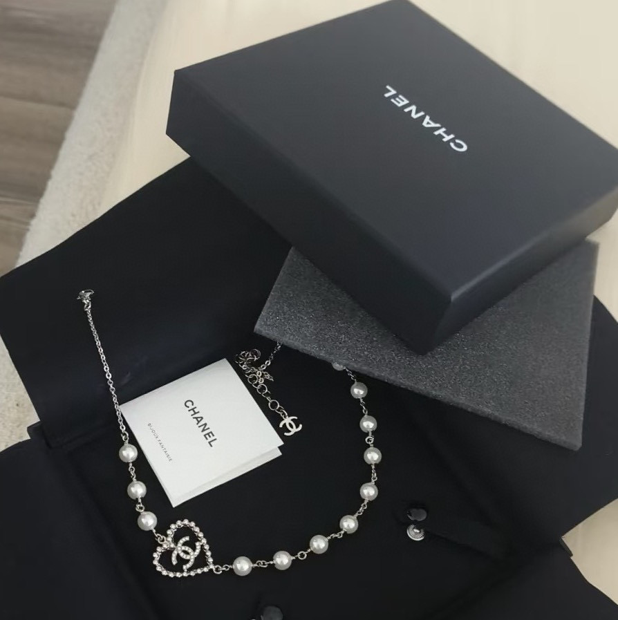 NO:632355,Purchase ZP at a premium, and be sure to be the only company that truly purchases ZP development!  We only make the right version, if you want cheaper and wrong version, go to other stores. 88220 [Ch@nel Hollow Love Pearl Necklace] is a hot item, every issue must be included in the love series!  It’s a heart-pounding feeling, keep it to yourself for now!  Classic elements, loving and simple design, small and exquisite for everyday use!  Swarovski diamonds!  The hardware is silver electroplated and paired with Swarovski beads. The zp light gold color doesn’t look good with black and white beads, so I didn’t do it!  Look for our products!  The zp is just right low-key and high-end, and the texture is super nice!  A must-have item that must not be missed, the classic design is dominated by refinement and retro, and modern fashion is filled with every detail. It is not high-profile, but outstanding!  [Material] Consistent ZP brass material, imported Swarovski crystal diamonds, specially customized artificial pearls [Size] The necklace chain is about 40CM long, and there is an extension chain about 8CM, the heart width is about 2.7CM, swarovski, necklace, Cartier high-end jewelry19860909代购溢价购入ZP,认准唯一一家真正购入ZP开发的！只做对版货,要便宜不对版的移步其他家 88220【Ch@nel 镂空爱心珍珠项链】爆款来袭,每一期必入爱心系列！是心动的感觉,先自留啦！经典元素爱心简约设计,小巧日常又精致！颗颗施华洛钻！五金电镀银色,搭配施华洛珠,zp浅金色是搭配黑白珠子不太好看所以没做！认准我们家出品！一致zp恰到好处低调又高级,质感超nice！绝不能错过的必备单品,经典的设计被精致与复古所支配,现代时髦感充斥着每一个细节,不高调,但出众！【材质】一致ZP黄铜材质,进口施华洛世奇水晶钻,特别制定人造珍珠【尺寸】项链链长约40CM,另有延长链约8CM,爱心宽约2.7CM,,swarovski,necklace,卡迪亚高端饰品,Jewelry