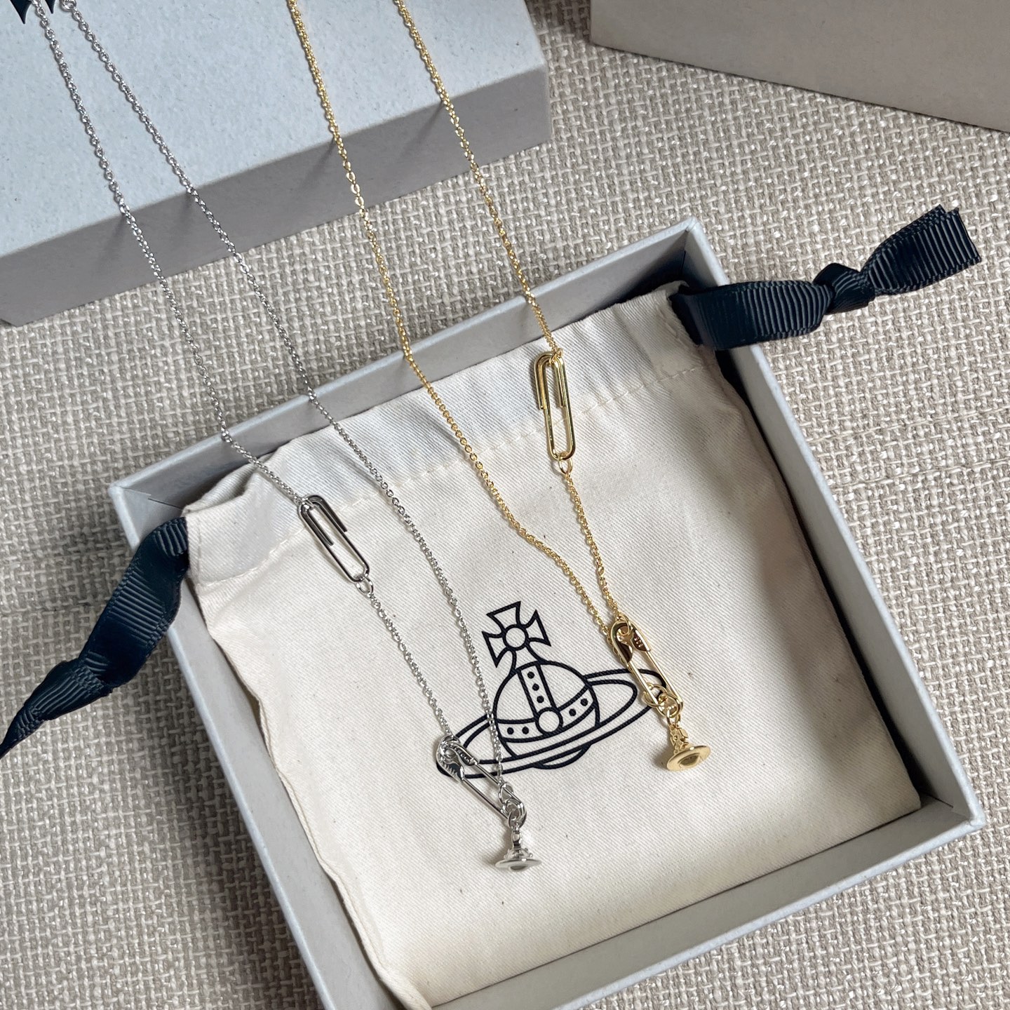 NO:633220,88180, look for our only real store to purchase Z-developed products, consult customer service for large quantities, gold and silver colors!  [The Queen Mother of the West Saturn Three-dimensional Planet Pin Necklace] Sterling silver gold-plated chain!  Babies with allergies can also drink it with confidence. Highly recommended, super exquisite, and you can definitely drink it with your eyes closed!  The pure crown ball is a classic symbol, and the shining rings of Saturn outline the future as the waves flow, opening up a new encounter with the future!  Pin three-dimensional planet design!  Glossy polishing is very heavy duty!  When you get your hands on it, you can completely feel its texture, feel, and gloss. It is super nice. The design of Saturn adds a lot of cool and fashionable pretty looks, making the punk look a little girly at the same time, bringing with it a group of fashion fans!  It’s really beautiful, can be salty or sweet, pure or delicious!  Fall in love at first sight, definitely a leader in the 'practical + high-end' world, absolute yyds, an absolute treasure. Timeless Saturn [Material] Pure silver gold-plated chain [Size] Reference wearing effect, necklace, pure silver, gold plating, Cartier high-end jewelry1986090988180,认准我们唯一一家真正款款购入Z开发的,量大咨询客服 金,银2个颜色！【西太后土星立体星球别针项链】纯银镀金链条！过敏体质宝宝也可以放心冲啦重磅推荐,超精致,闭眼入准没错！纯粹王冠球是经典的象征,闪耀土星环勾勒未来波光流转间,开启一场与未来的崭新际遇！别针立体星球设计！光面抛光非常重工！拿到手完完全全可以感受到它的质感,手感,光泽感超nice用土星的设计上,增添不少冷艳时髦的俏丽模样,使得朋克同时又有点小少女,自带一群时尚粉！真的敲好看,可盐可甜,可纯可欲！一眼便钟情,绝对是“实用+高级”界的杠把子,绝对的yyds,绝对的宝藏永不过时的土星【材质】纯银镀金链条【尺寸】参考佩戴效果,,necklace,pure silver,gold plating,卡迪亚高端饰品,Jewelry