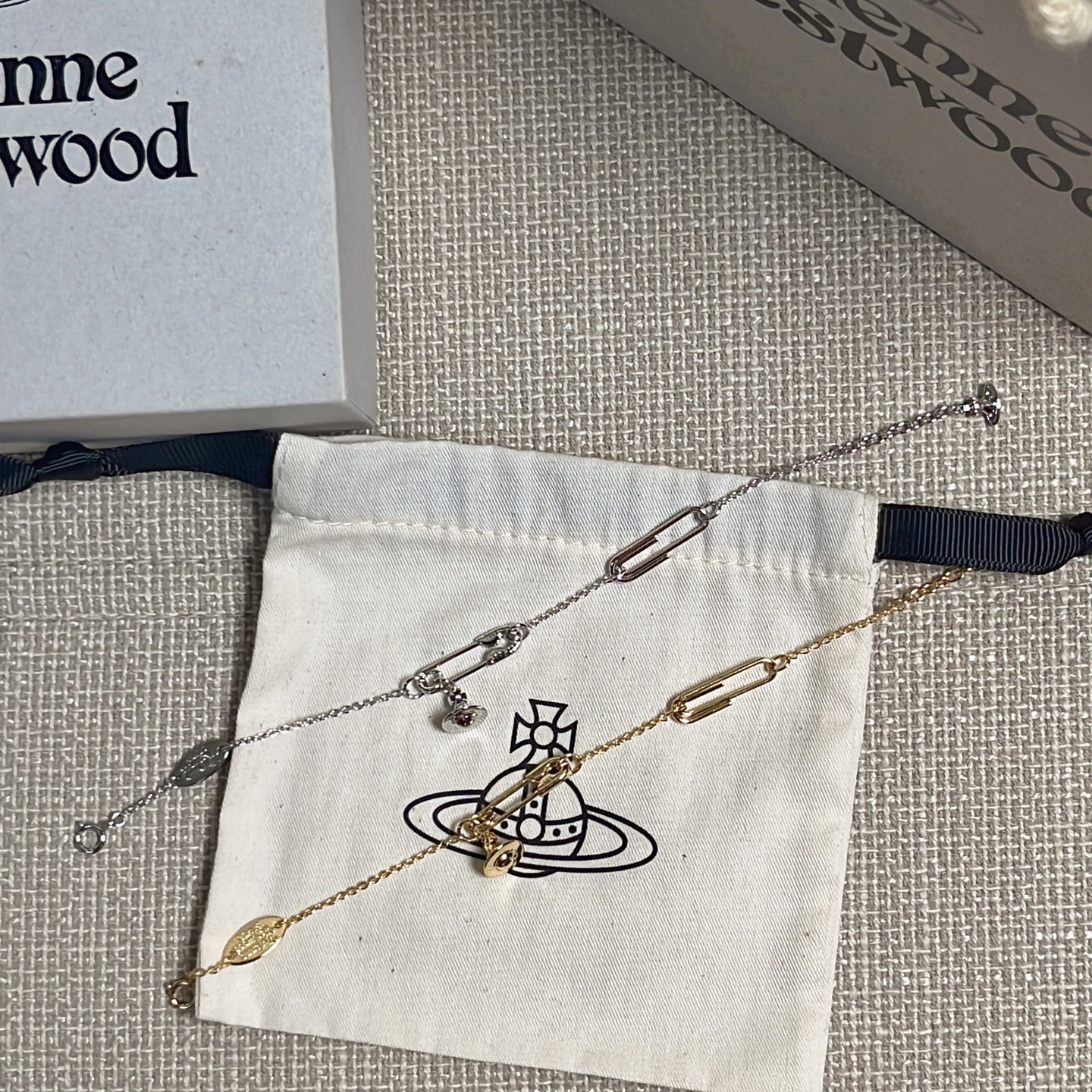 NO:633225,88180. Look for our only genuine store to purchase Z-developed products, please consult customer service for large quantities, gold and silver colors!  [The Queen Mother’s Saturn Three-dimensional Planet Pin Bracelet] Sterling silver gold-plated chain!  Babies with allergies can also drink it with confidence. Highly recommended, super exquisite, and you can definitely drink it with your eyes closed!  The pure crown ball is a classic symbol, and the shining rings of Saturn outline the future as the waves flow, opening up a new encounter with the future!  Pin three-dimensional planet design!  Glossy polishing is very heavy duty!  When you get your hands on it, you can completely feel its texture, feel, and gloss. It is super nice. The design of Saturn adds a lot of cool and fashionable pretty looks, making the punk look a little girly at the same time, bringing with it a group of fashion fans!  It’s really beautiful, can be salty or sweet, pure or delicious!  Fall in love at first sight, definitely a leader in the 'practical + high-end' world, absolute yyds, an absolute treasure. Timeless Saturn [Material] Pure silver gold-plated chain [Size] Reference wearing effect, bracelet, pure silver, gold plating, Cardia high-end jewelry1986090988180.认准我们唯一一家真正款款购入Z开发的,量大咨询客服 金,银2个颜色！【西太后土星立体星球别针手链】纯银镀金链条！过敏体质宝宝也可以放心冲啦重磅推荐,超精致,闭眼入准没错！纯粹王冠球是经典的象征,闪耀土星环勾勒未来波光流转间,开启一场与未来的崭新际遇！别针立体星球设计！光面抛光非常重工！拿到手完完全全可以感受到它的质感,手感,光泽感超nice用土星的设计上,增添不少冷艳时髦的俏丽模样,使得朋克同时又有点小少女,自带一群时尚粉！真的敲好看,可盐可甜,可纯可欲！一眼便钟情,绝对是“实用+高级”界的杠把子,绝对的yyds,绝对的宝藏永不过时的土星【材质】纯银镀金链条【尺寸】参考佩戴效果,,bracelet,pure silver,gold plating,卡迪亚高端饰品,Jewelry