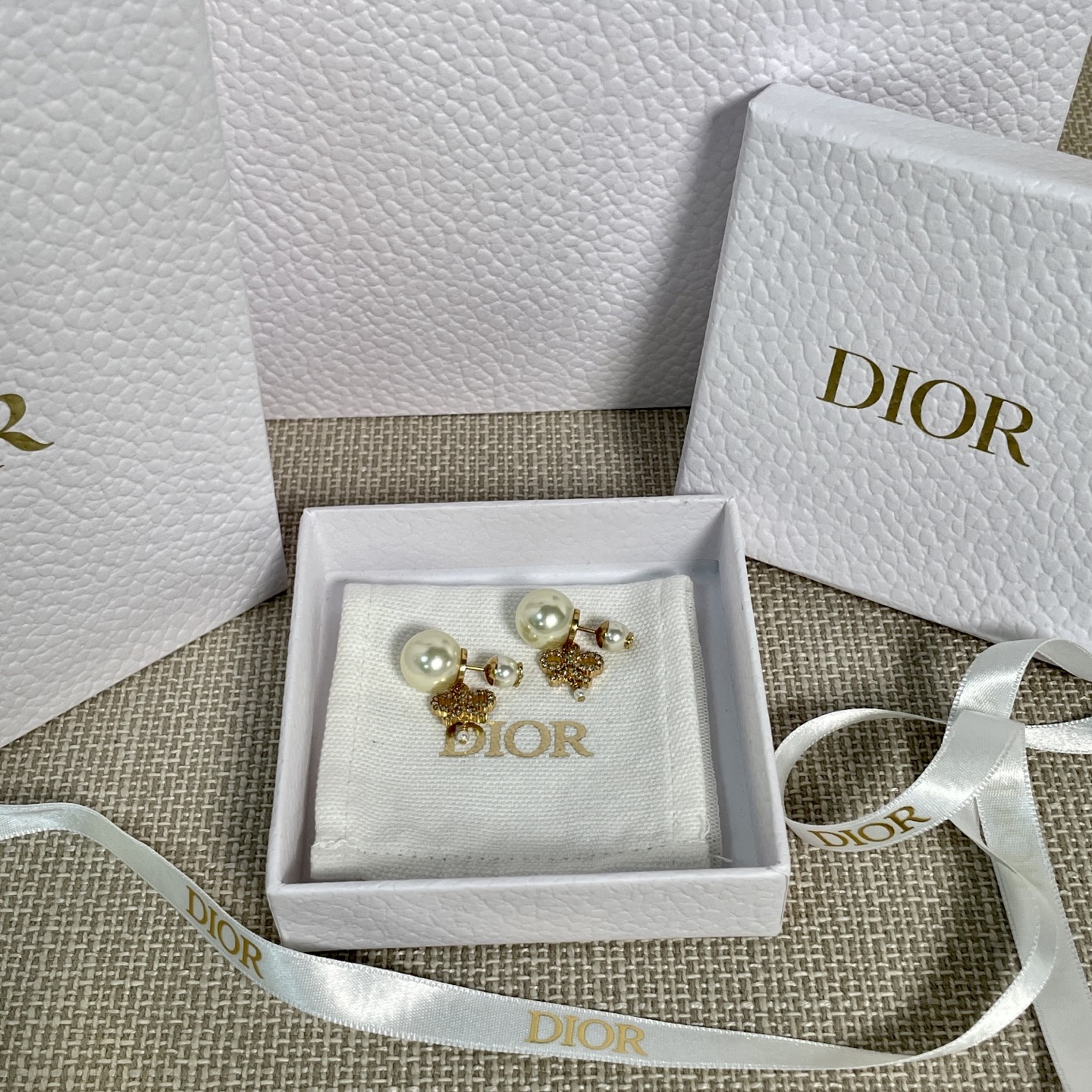NO:633117,88170, ZP, look for our only real store to purchase the products developed by ZP, [D's Full Diamond Bow Beads Double Bead Earrings] sa sent the order and informed them of the wrong price, and added another 200 yuan for the wrong price before the price increase. The latest new style in summer 2025!  It’s so gentle. Highly recommended!  I fell in love with the gentle feeling of a little woman all over my upper body at first sight!  I really want to say that D's is really a savior for women. A small accessory can show off a woman's unique charm. The design is really fascinating. The more I look at it, the more I fall in love with earrings, ear clips, necklaces, and bracelets. The entire series is developed simultaneously!  Recommended for wall cracks!  Close your eyes and rush!  [Material] Consistent ZP flavonoid material, specially customized artificial pearls, imported Swarovski crystal diamonds [Size] small pearl diameter is about 0.6CM, large pearl diameter is about 1.2CM, bow width is about 1.3CM, swarovski, dior, necklace, bracelet, Cartier high-end jewelry1986090988170,ZP,认准我们唯一一家真正款款购入ZP开发的,【D家满钻蝴蝶结吊珠双珠耳钉】sa开完单寄过来后通知开错价格,又补了200开错单涨价前价格 2025夏季最新新款！真的太温柔了强烈推荐！一眼就爱上上身满满都是小女人那种温婉的感觉！真心想说D家真是女人的救星.一个小小的配饰就能把女性特有的魅力展现出来设计真的太入心了越看越爱耳钉,耳夹,项链,手链,全系列同步开发！墙裂推荐一套入！闭眼冲！【材质】一致ZP黄酮材质,特别定制人造珍珠,进口施华洛世奇水晶钻【尺寸】小珍珠直径约0.6CM,大珍珠直径约1.2CM,蝴蝶结宽约1.3CM,,swarovski,dior,necklace,bracelet,卡迪亚高端饰品,Jewelry