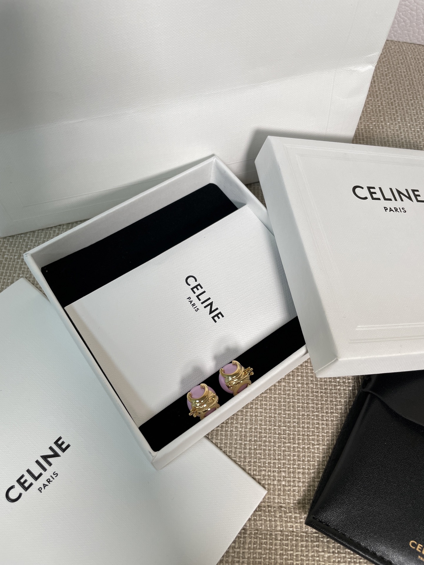 NO:633114,88160, ZP, look for our only real store to buy the products developed by ZP, please consult customer service for large quantities. White and pink [Selin Candy Curling Earrings] are the latest model limited to the summer of 25 years!  This week’s shipments are on a first-come, first-served basis!  Super spring and summer style design!  The candy-colored beads bring a youthful and energetic atmosphere!  White and pinkish purple!  Huge, huge, beautiful!  Classic Arc de Triomphe design!  Super versatile!  The specially customized colorful beads are very playful and energetic♀In a word, there is no difference from ZP, and the detail ratio is comparable to Z!  Hot recommendation, strongly requesting everyone to have a pair [Material] consistent ZP flavonoid material [Size] for reference wearing effect, Cardia high-end jewelry1986090988160,ZP,认准我们唯一一家真正款款购入ZP开发的,量大咨询客服 白色、粉色两色【塞林糖果冰壶耳钉】 限定25年夏季最新款！这周出货老规矩先到先得！超级有春夏气息的设计！糖果彩色的珠子自带青春活力氛围！白色和粉紫色！巨巨巨好看！经典的凯旋门设计！超级百搭！特别定制的彩色珠子非常俏皮活力感♀一句话,跟ZP零区别,细节比例媲美Z！怒推款,强烈要求人手一对【材质】一致ZP黄酮材质【尺寸】参考佩戴效果,,卡迪亚高端饰品,Jewelry