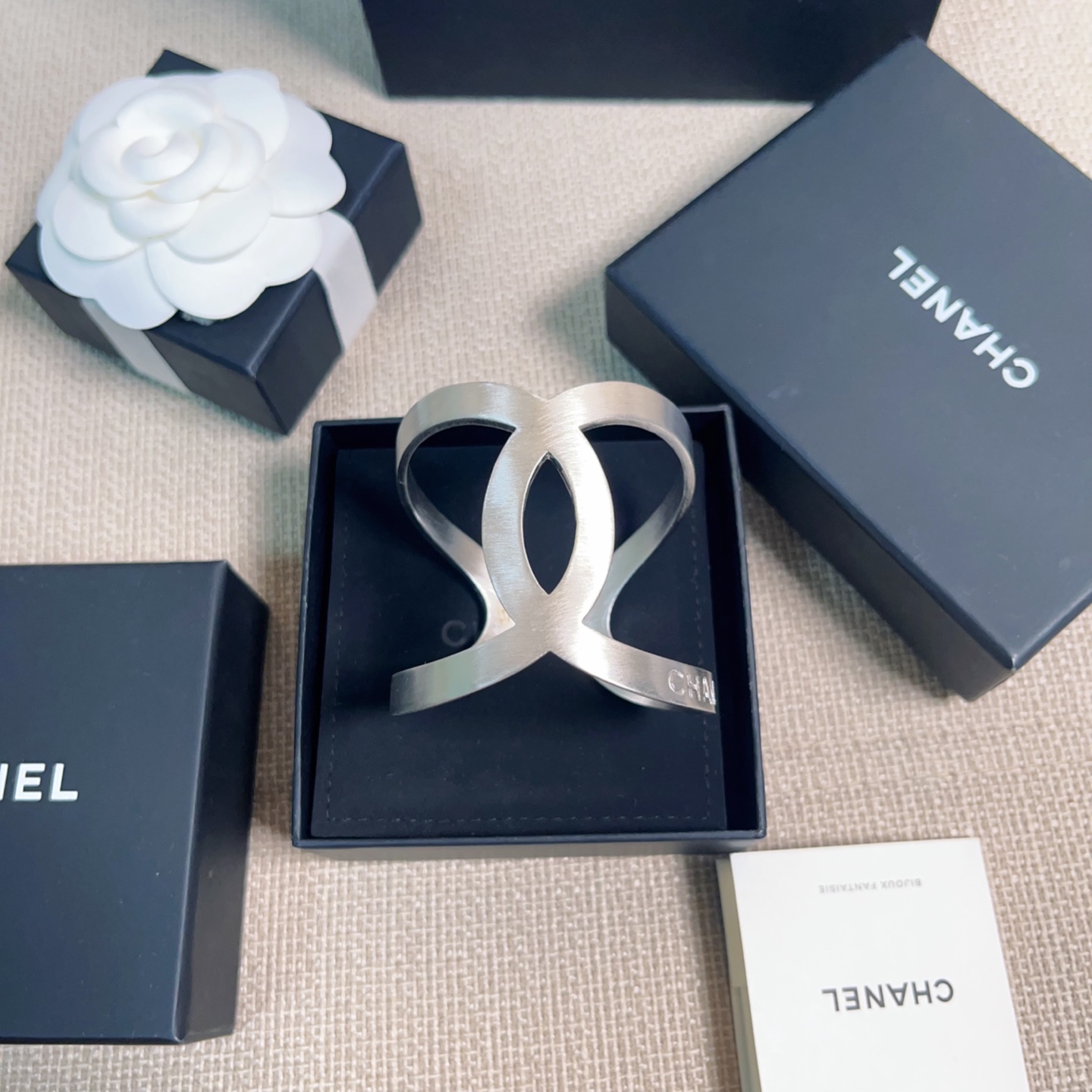 NO:633230,88260 [Ch@nel Silver C Open Bracelet] I love the second-hand style. The same model from major celebrities and Internet celebrities is fashionable, simple, and very creative. It is very fairy, very soft, and elegant!  Because of the extremely simple design, the more you have to do it well, the more retro Hong Kong style will come out, a mid-century Vintage style, minimalist but not simple, with a fashionable personality and temperament, very suitable for daily matching!  [Material] Consistent Z flavonoid material [Size] The bracelet is about 5.7CM high and can be fine-tuned. It can be worn by anyone whose hand circumference is not particularly large. Bracelet, Cartier high-end jewelry1986090988260【Ch@nel银C开口手镯】中古款太爱啦各大明星网红同款时尚又简约,又很有创意的设计,非常仙,非常柔美,落落大方！因为极其简单的设计,越是要做好,才有那种复古港风味道出来,一股中古风Vintage范,极简而不简,个性时髦气质,非常适合日常搭配！【材质】一致Z黄酮材质【尺寸】手镯高约5.7CM,可以微调,手围不是特别大都可以佩戴哈,,bracelet,卡迪亚高端饰品,Jewelry