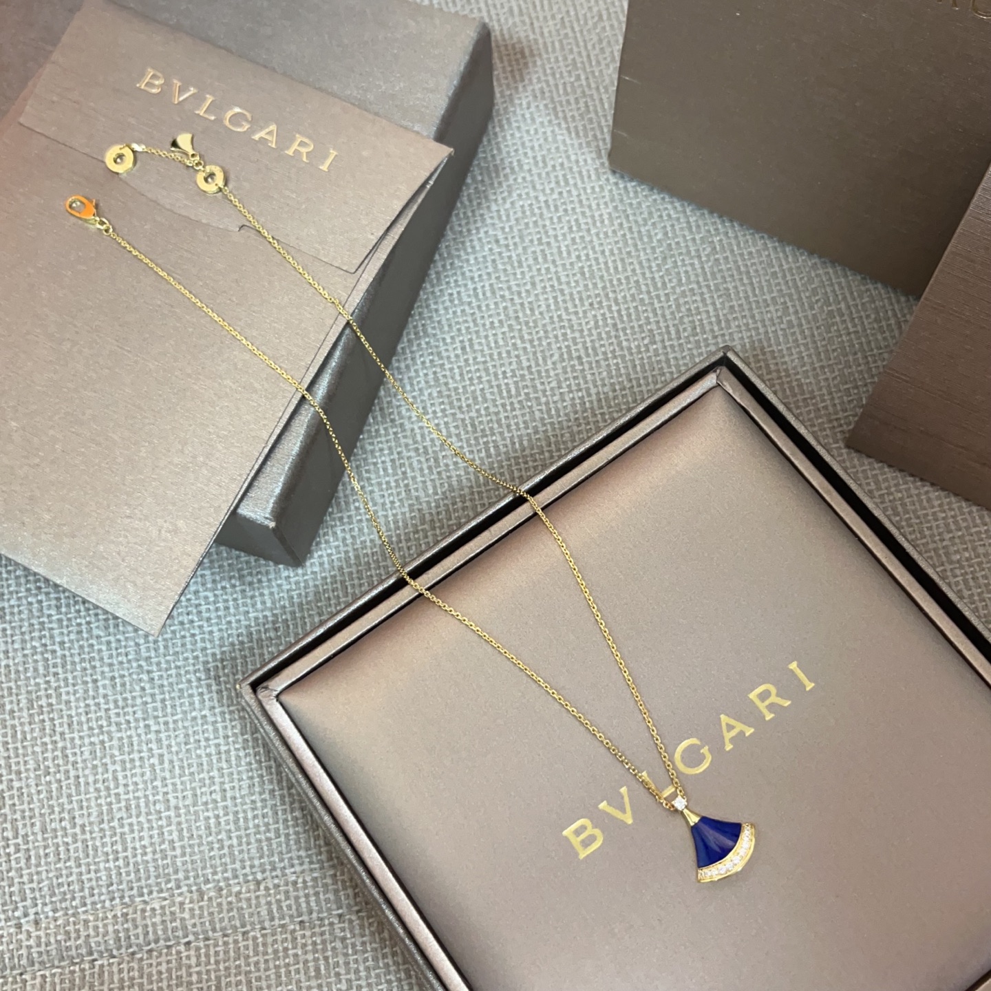 NO:895816,88320, Z31000, Z33800! The latest colors for 2026!  The limited edition lapis lazuli is so beautiful. Close your eyes and look at the same style as Jin Zhiyuan. You can customize the real gold and real diamond version. Look for our only real model and buy it developed by Z. For large quantities, please consult customer service [Bvlg@ri Lapis Lazuli Skirt Necklace]. There are a lot of wrong versions of gold and silver products on the market. All are made according to the pictures. After reading our explanations and pictures, you will know how to distinguish the various versions on the market in minutes. First, look for our products!  There are gaps between the row of diamonds at the bottom of Z and the hardware on the upper and lower edges, and there are large and small square visual effects on the middle diamonds. This visual effect involves a brand-new technical process. Today I have asked a master from HK to solve this process. When I release the bulk, I will explain in detail how to do this process.  Second, all the diamonds above are hand-set. The hand-setting process is generally used on real gold. Our sterling silver precision version is also hand-set and uses 5a grade natural lapis lazuli. The texture inclusions of each diamond are different, and each one is unique!  The dark blue and mysterious stone is wrapped with golden minerals, and it flashes slightly from different angles. It's so beautiful. Thirdly, the details of the back of [Lapis Lazuli Skirt Necklace] are completely different from the backs of other fans. Many people who didn't buy Z developed it directly and made the same hollow back as other small fans. It was completely wrong. There is a mystery behind the limited edition fan necklace. I won't disclose all the details here. You know, I will disclose them one by one when the big products come out.  Z is real gold and real diamonds, 30,000, the old rule, only make the right version, if you want junk, go to another store [Material] Electroplated ultra-thick 18K gold layer [Size] Refer to the wearing effect, Bottega Veneta, Bvlgari, skirts, necklace, pure silver, Cartier high-end jewelry1986090988320,Z31000,Z33800！2026最新配色！限定青金石太美啦闭眼冲金智媛同款,可以定制真金真钻版认准我们唯一一家真正款款购入Z开发的,量大咨询客服【Bvlg@ri青金石小裙子项链】市面金货银货一大堆不对版,全部看图做,看过我们家的解说跟图片,分分钟市面各种版本你们一眼就懂得如何区分 第一,认准我们家出品！Z底部一排钻跟上下边缘的五金,是有间隔的,且中间几颗钻上边还有大小的方格视觉效果,这种视觉效果涉及到一种全新的技术工艺,今天已经请假了HK的老师傅,能把这个工艺解决,等我大货出来,我会详细解说这个工艺如何做 第二,上边所有的钻,全部是手镶的,手镶工艺一般用在真金上,我们纯银精工版,一样是手工镶嵌的且选用5a级天然青金石,每一颗的纹路包裹体都不一样,每一颗都是独一无二的！藏蓝色深邃又神秘的石头里包裹着金色的矿物质,不同角度微微闪动,太美啦 第三,【青金石小裙子项链】的背部做工细节,是跟其他的扇子背面完全不一样的很多没购入Z开发的,直接做了跟其他的小扇子一样背部全部镂空的,完全做错限量版的扇子项链背后有玄机哈,我这里不全部公开细节先,你们懂的等大货出来会一一公开 Z为真金真钻,3万,老规矩,只做对版的,要垃圾货,移步其他家哈【材质】电镀超厚的18K金层【尺寸】参考佩戴效果,,bottega veneta,bvlgari,skirts,necklace,pure silver,卡迪亚高端饰品,Jewelry