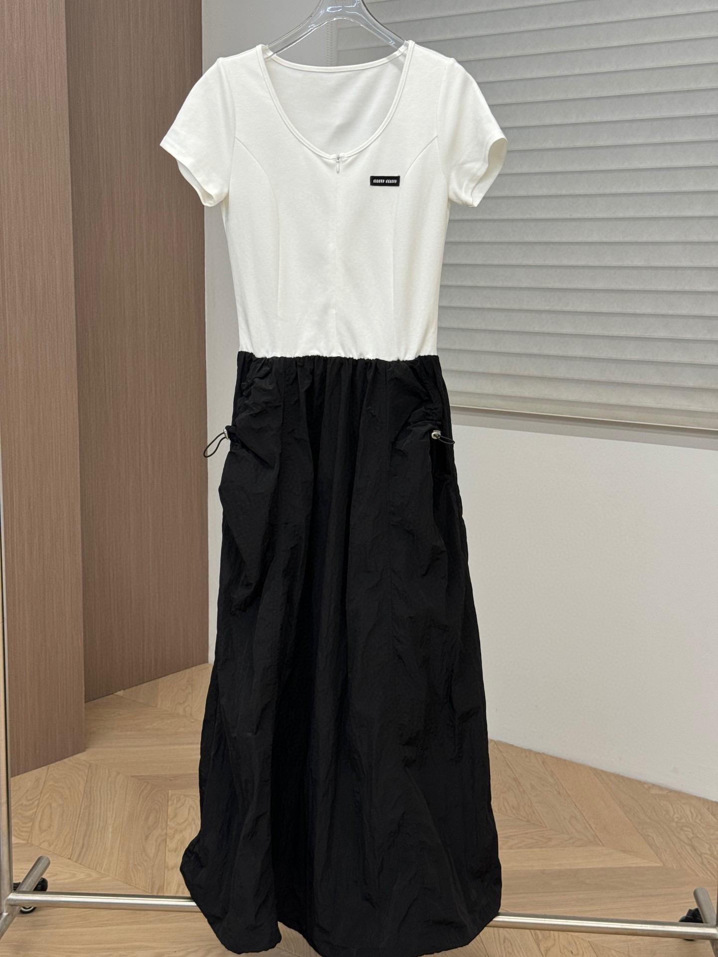 【新款发售】???????????? Miumiu黑白撞色拼接设计连衣裙 高品质????pzydlb SML