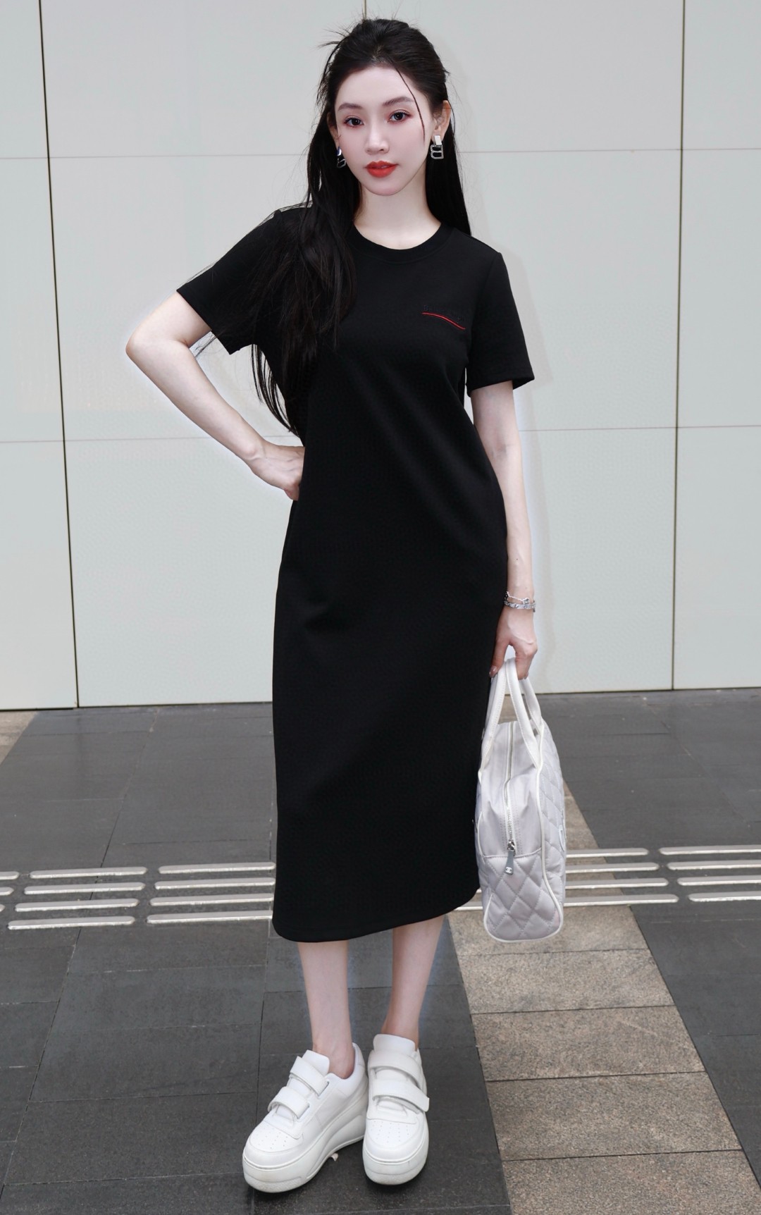 Stylish Female Suit with Embroidery Logo, Perfect for Shopping or Work - 图片 3