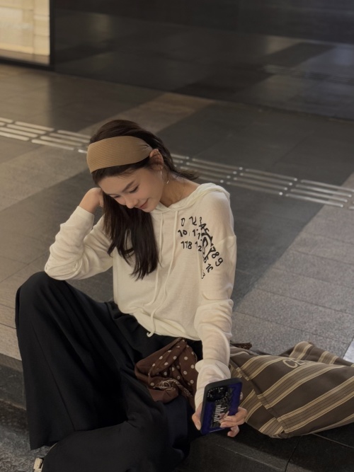 Women's Casual Long Sleeve Hoodie with Graphic Design - Stylish & Comfortable 1 Women's Casual Long Sleeve Hoodie with Graphic Design - Stylish & Comfortable